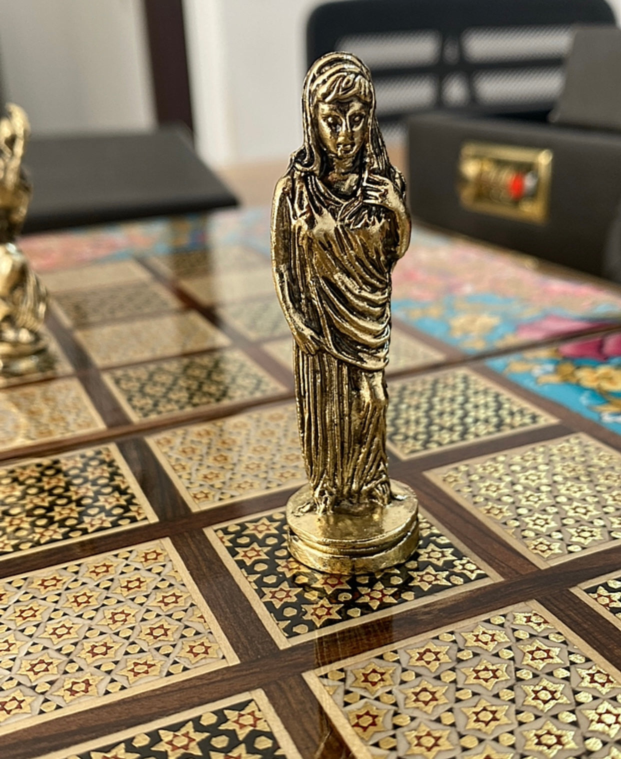 طاولي + شطرنج  زخرفة سوداء راقية صناعة يدوية - جنطة جلد فاخرة السعر بدون احجار شطرنج ٥٥٠ الف ومع احجار شطرنج ٦٥٠ الف