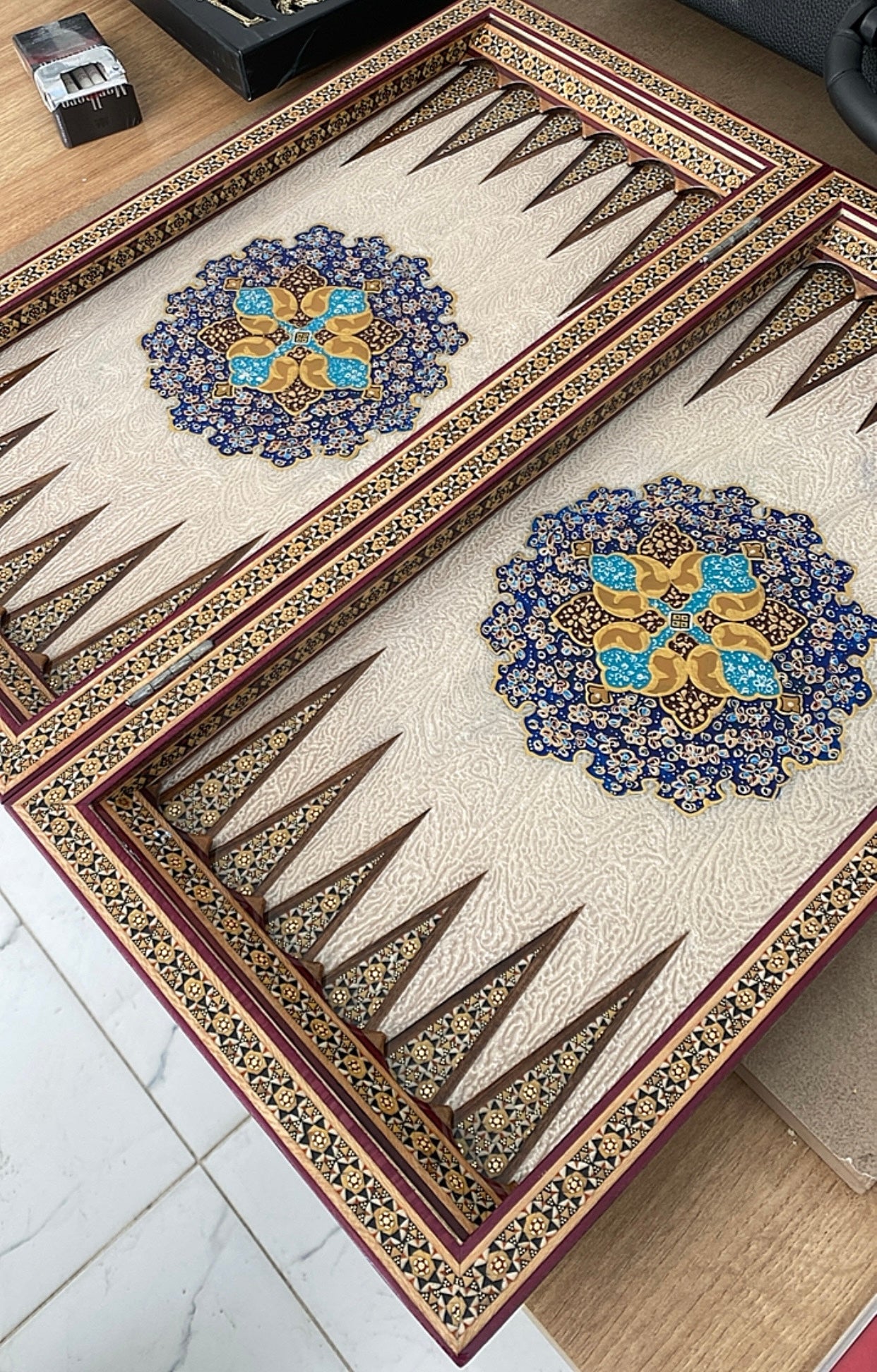 طاولي + شطرنج  زخرفة سوداء راقية صناعة يدوية - جنطة جلد فاخرة السعر بدون احجار شطرنج ٥٥٠ الف ومع احجار شطرنج ٦٥٠ الف