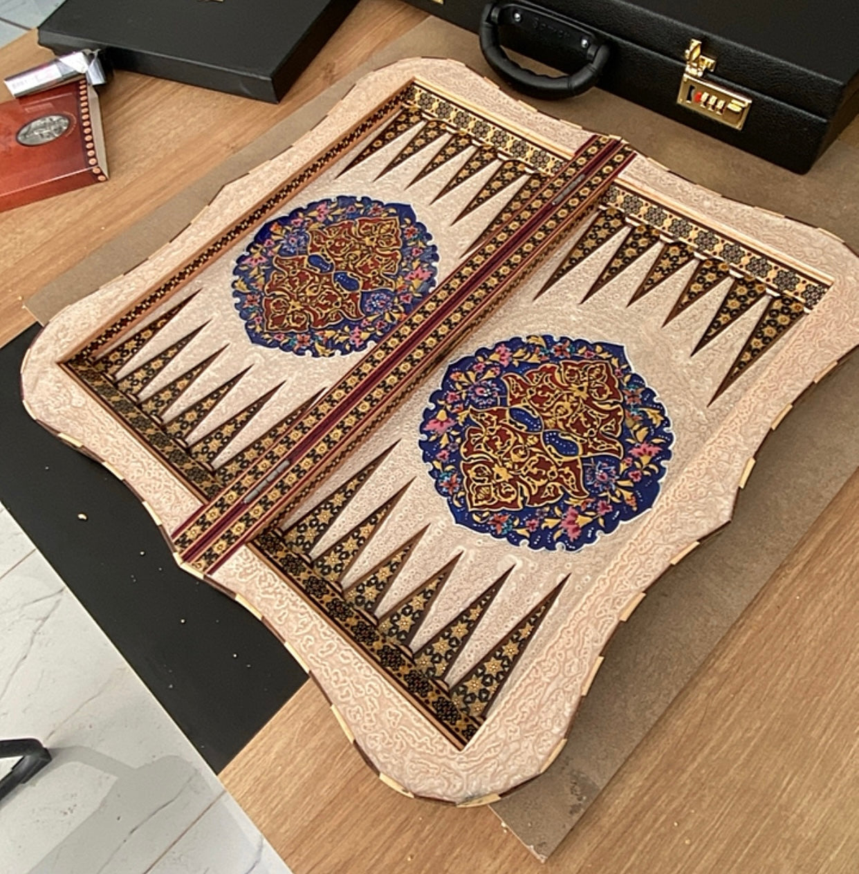 طاولي + شطرنج  زخرفة سوداء راقية صناعة يدوية - جنطة جلد فاخرة السعر بدون احجار شطرنج ٥٥٠ الف ومع احجار شطرنج ٦٥٠ الف