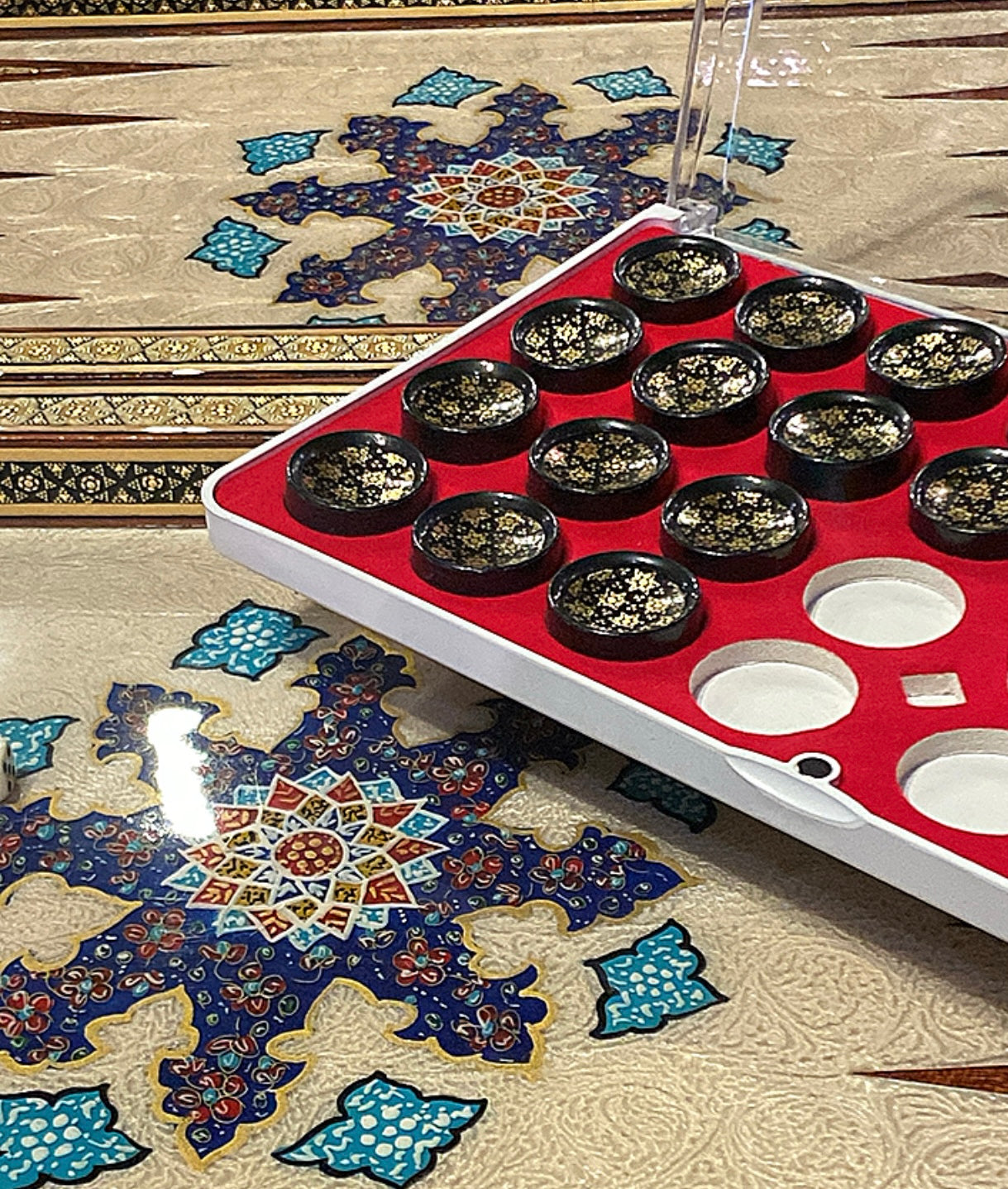 طاولي و شطرنج صناعة يدوي - تحفة فنية متوفر حبة واحدة من هذا التصميم فقط