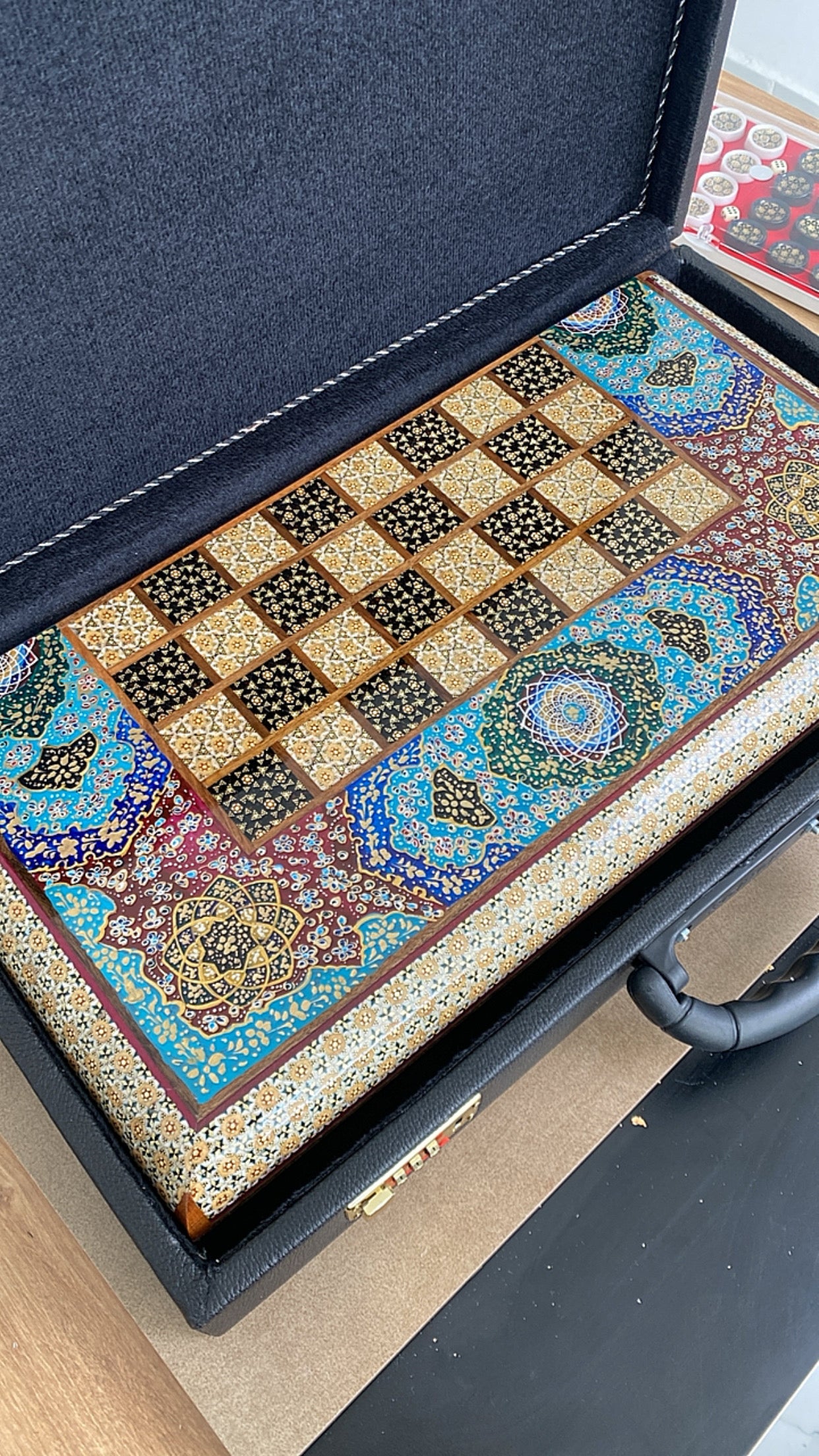 طاولي + شطرنج  زخرفة سوداء راقية صناعة يدوية - جنطة جلد فاخرة السعر بدون احجار شطرنج ٥٥٠ الف ومع احجار شطرنج ٦٥٠ الف