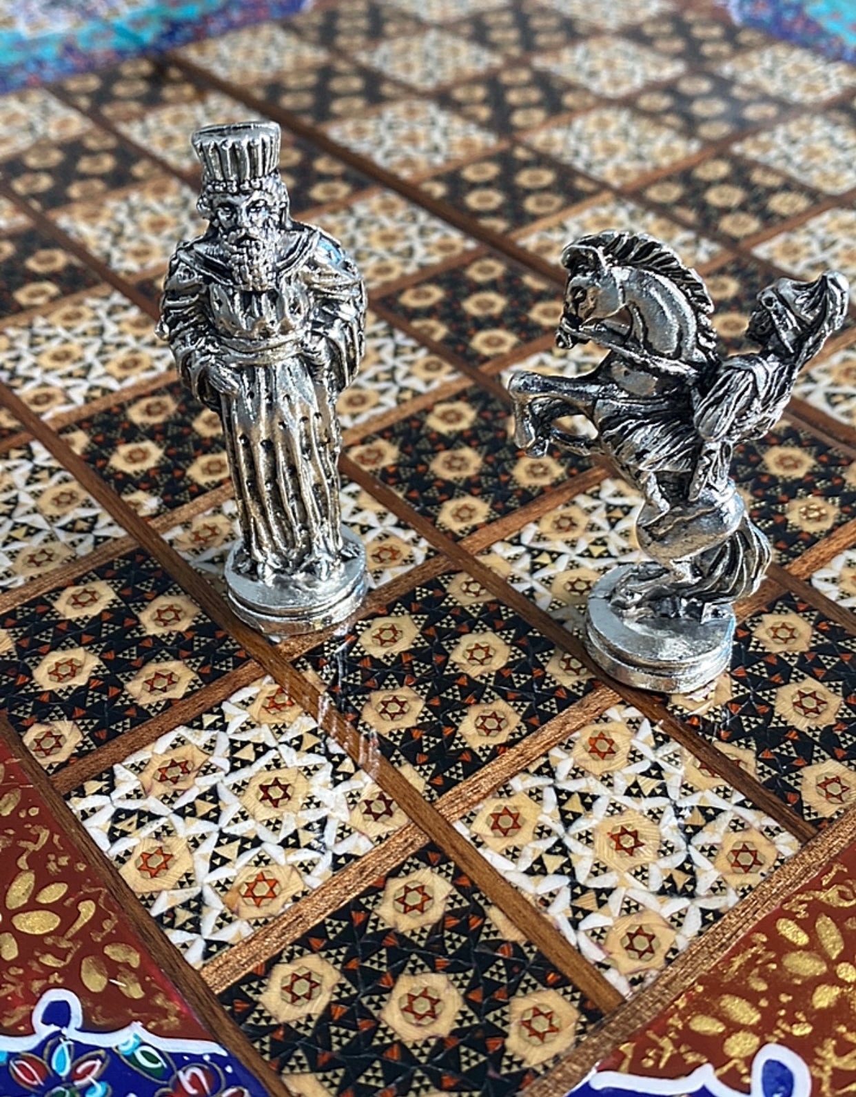 طاولي + شطرنج  زخرفة سوداء راقية صناعة يدوية - جنطة جلد فاخرة السعر بدون احجار شطرنج ٥٥٠ الف ومع احجار شطرنج ٦٥٠ الف