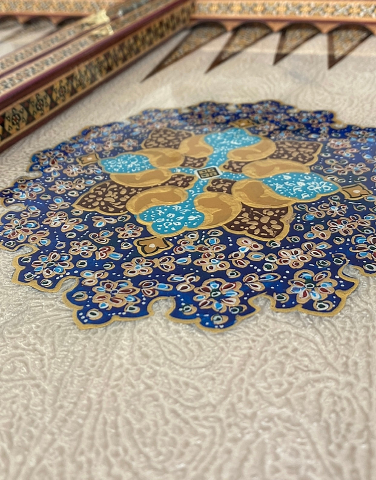 طاولي + شطرنج  زخرفة سوداء راقية صناعة يدوية - جنطة جلد فاخرة السعر بدون احجار شطرنج ٥٥٠ الف ومع احجار شطرنج ٦٥٠ الف