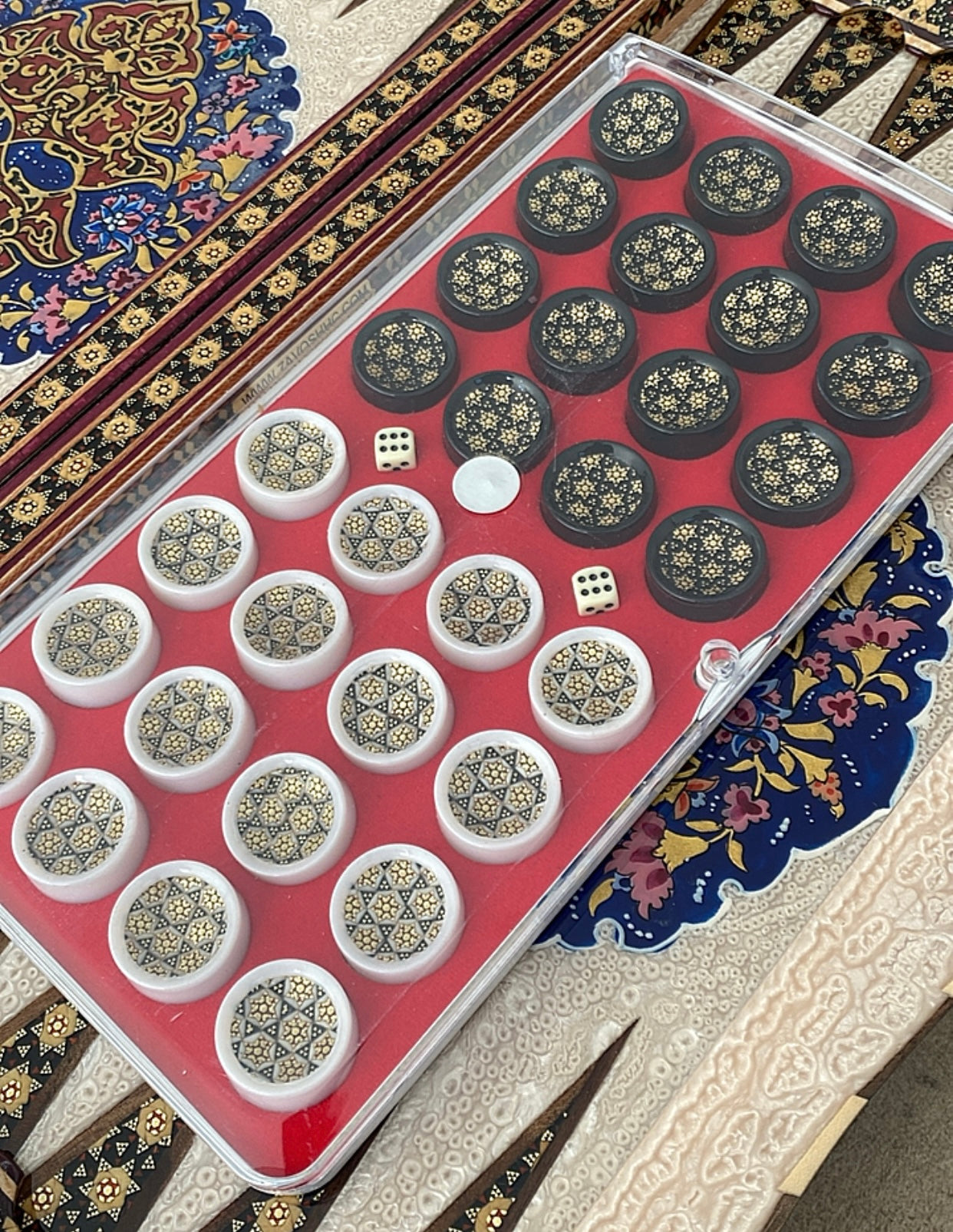 طاولي + شطرنج  زخرفة سوداء راقية صناعة يدوية - جنطة جلد فاخرة السعر بدون احجار شطرنج ٥٥٠ الف ومع احجار شطرنج ٦٥٠ الف