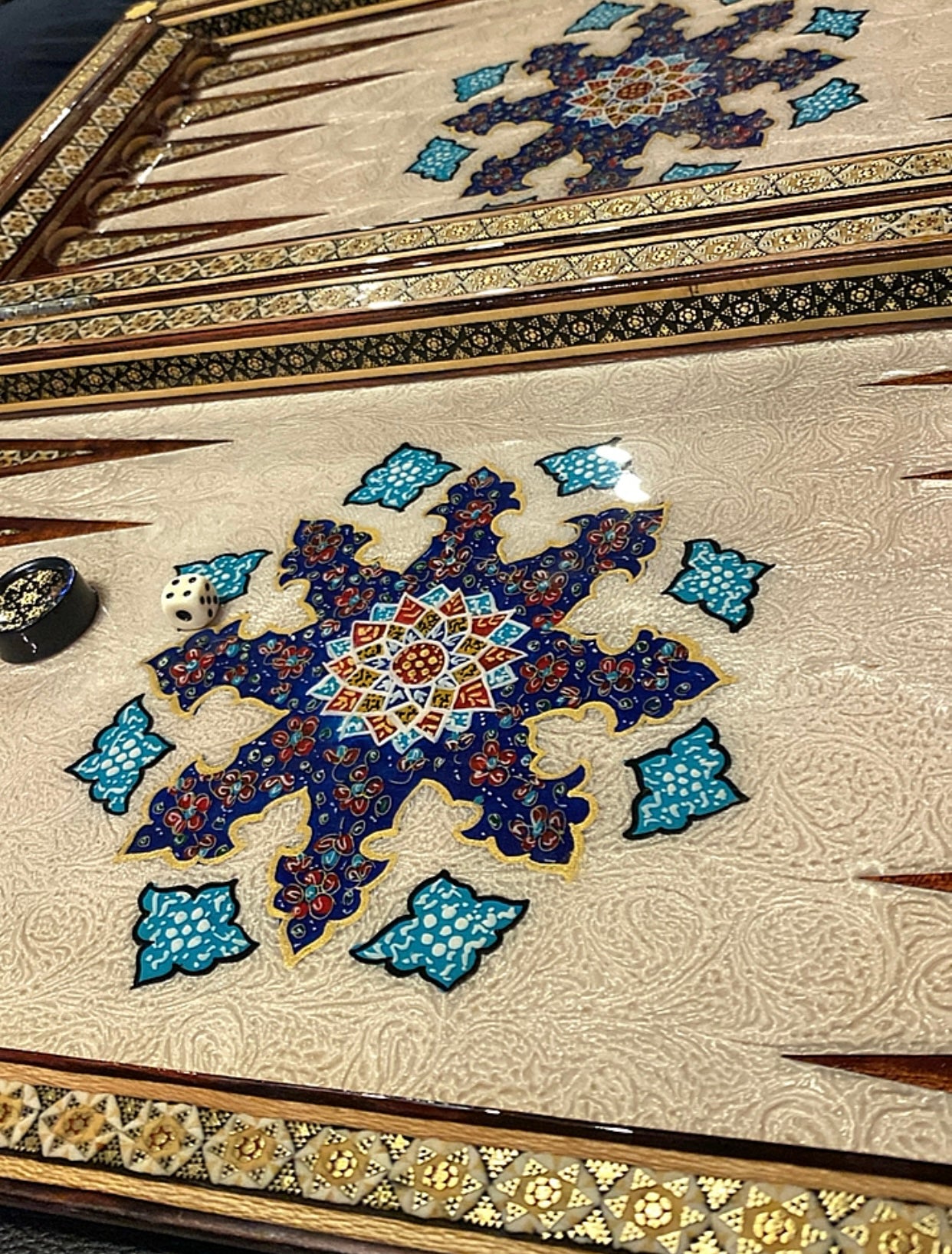 طاولي و شطرنج صناعة يدوي - تحفة فنية متوفر حبة واحدة من هذا التصميم فقط