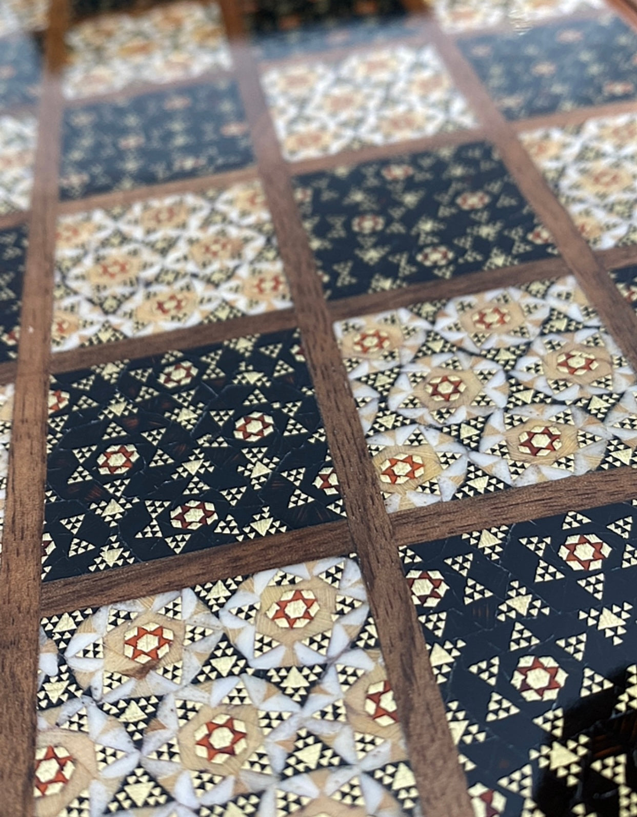 طاولي + شطرنج  زخرفة سوداء راقية صناعة يدوية - جنطة جلد فاخرة السعر بدون احجار شطرنج ٥٥٠ الف ومع احجار شطرنج ٦٥٠ الف