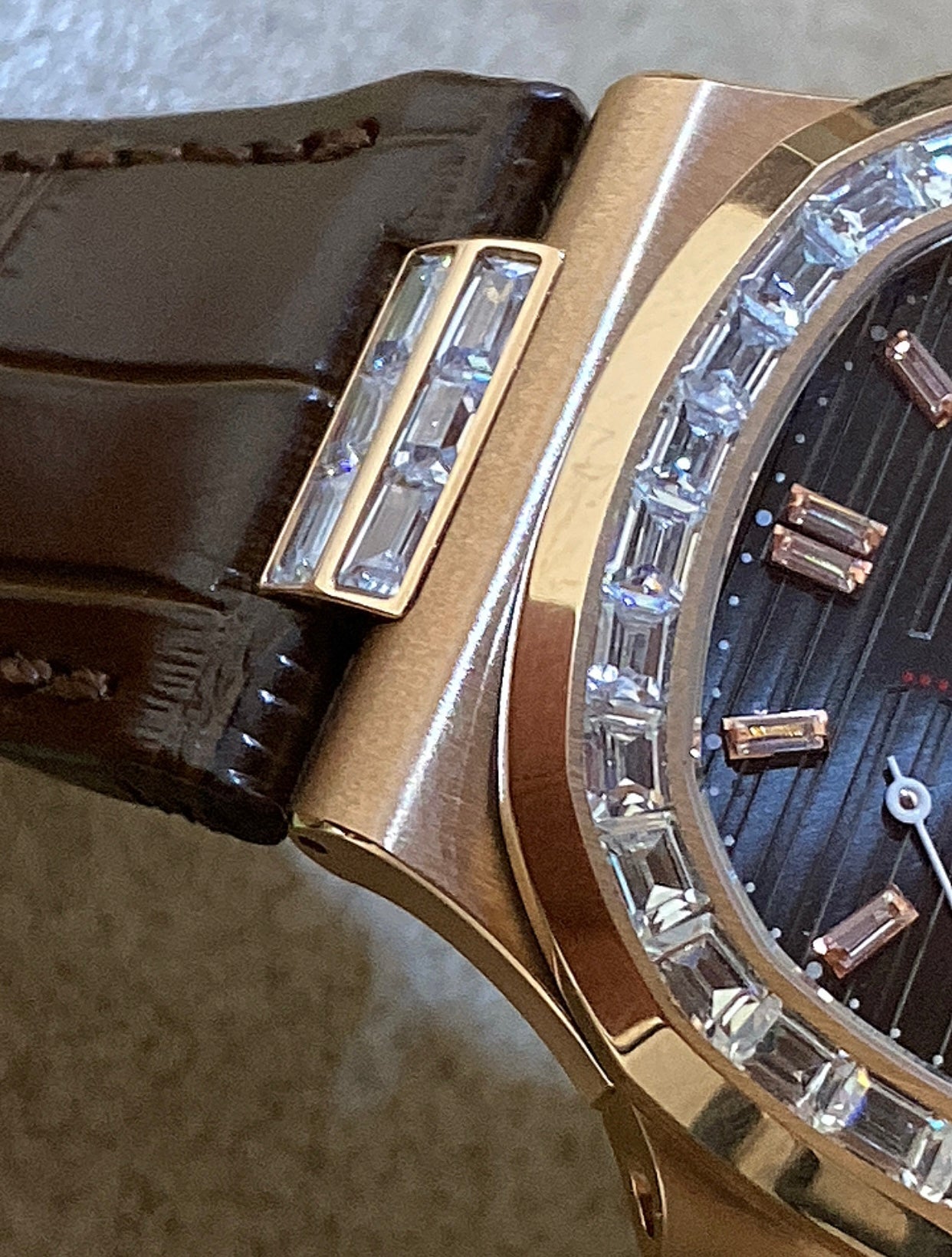 patek philippe 5712 - تطابق ١٠٠٪ ماكينة سويسري ذهب وردي عيار ١٨ طلاء بنفس درجة الباتيك جلد طبيعي  حجر زركيون مطابق للالماس