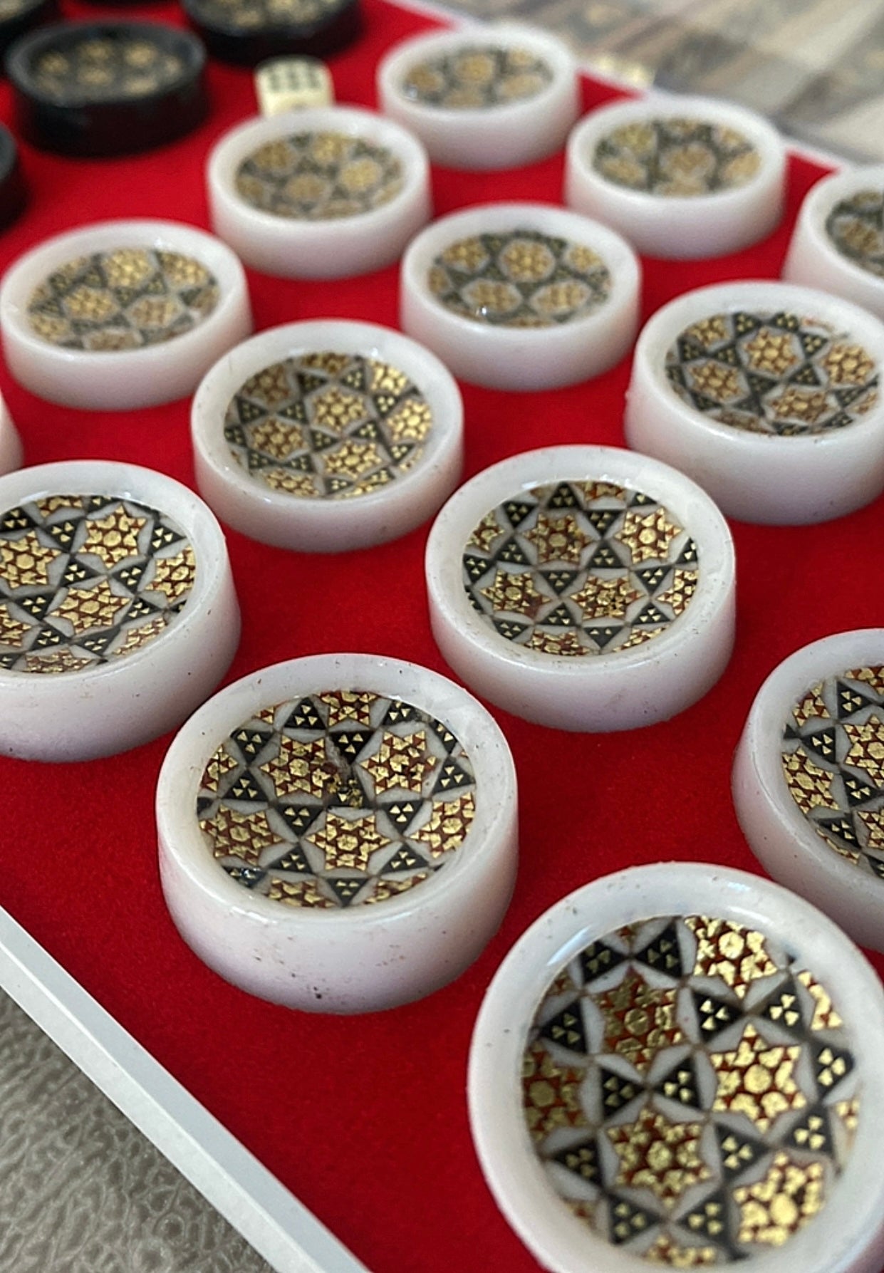 طاولي + شطرنج  زخرفة سوداء راقية صناعة يدوية - جنطة جلد فاخرة السعر بدون احجار شطرنج ٥٥٠ الف ومع احجار شطرنج ٦٥٠ الف