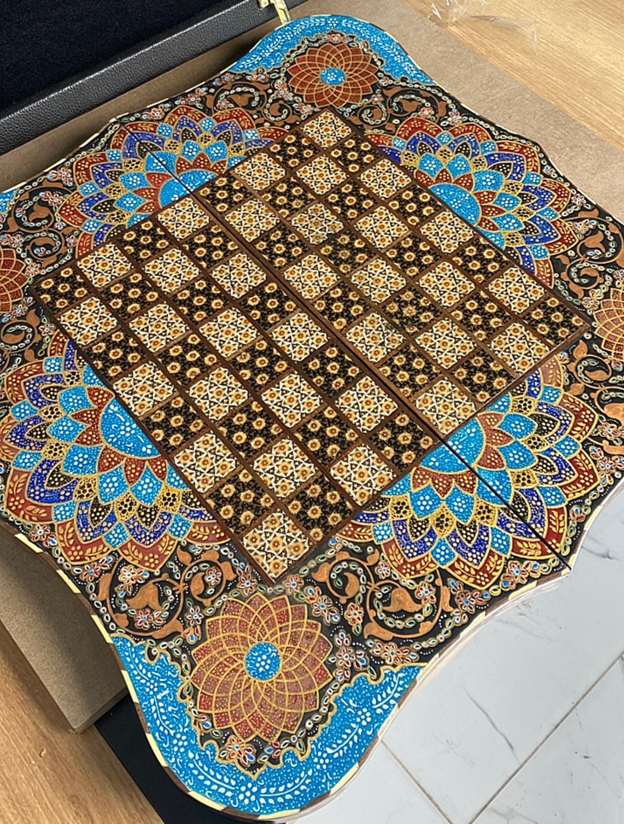 طاولي + شطرنج  زخرفة سوداء راقية صناعة يدوية - جنطة جلد فاخرة السعر بدون احجار شطرنج ٥٥٠ الف ومع احجار شطرنج ٦٥٠ الف