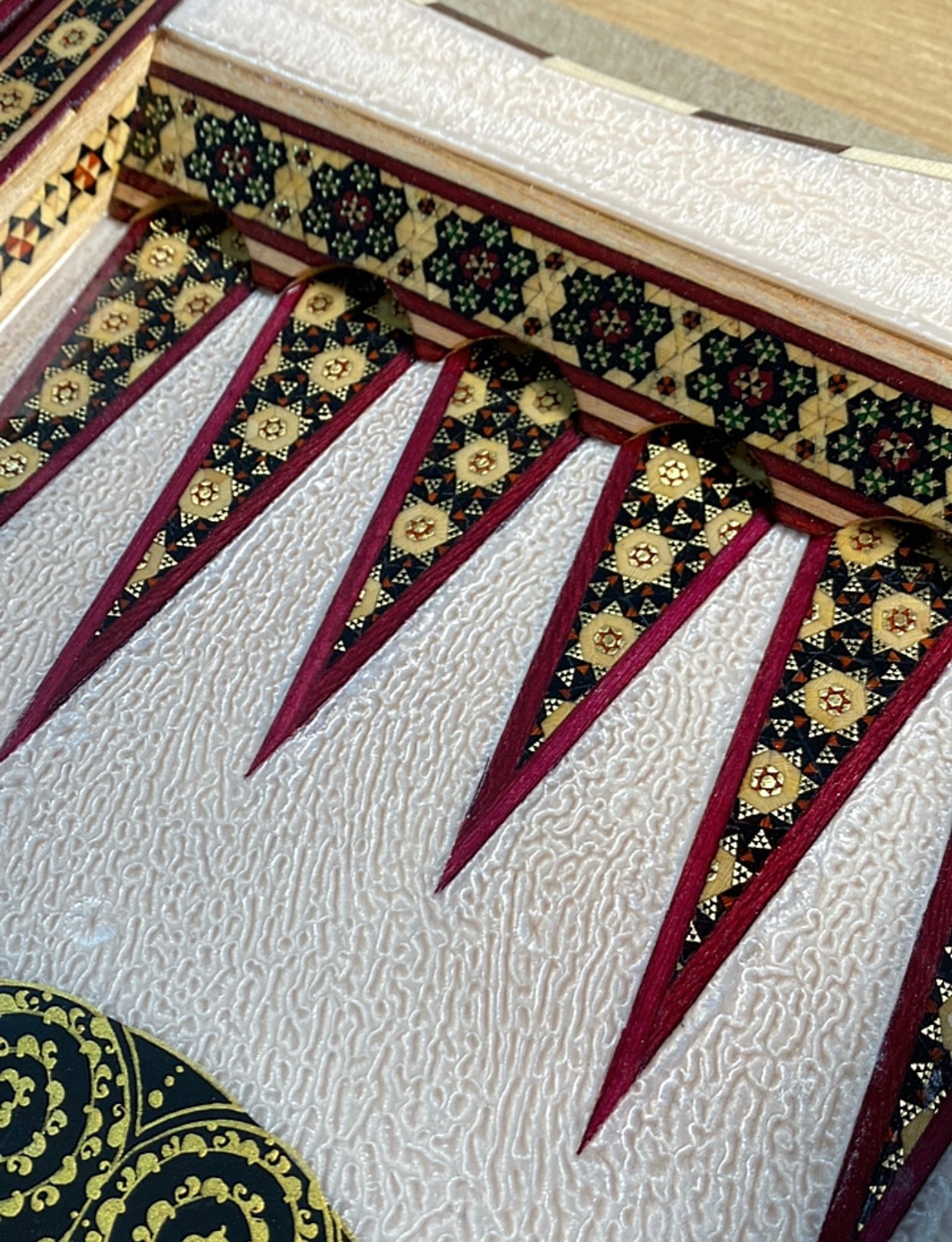 طاولي + شطرنج  زخرفة سوداء راقية صناعة يدوية - جنطة جلد فاخرة السعر بدون احجار شطرنج ٥٥٠ الف ومع احجار شطرنج ٦٥٠ الف