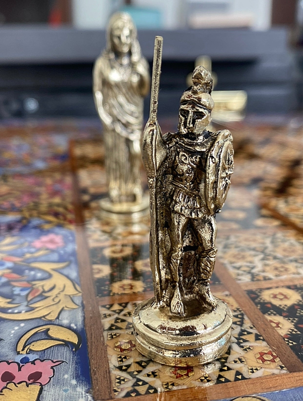 طاولي + شطرنج  زخرفة سوداء راقية صناعة يدوية - جنطة جلد فاخرة السعر بدون احجار شطرنج ٥٥٠ الف ومع احجار شطرنج ٦٥٠ الف