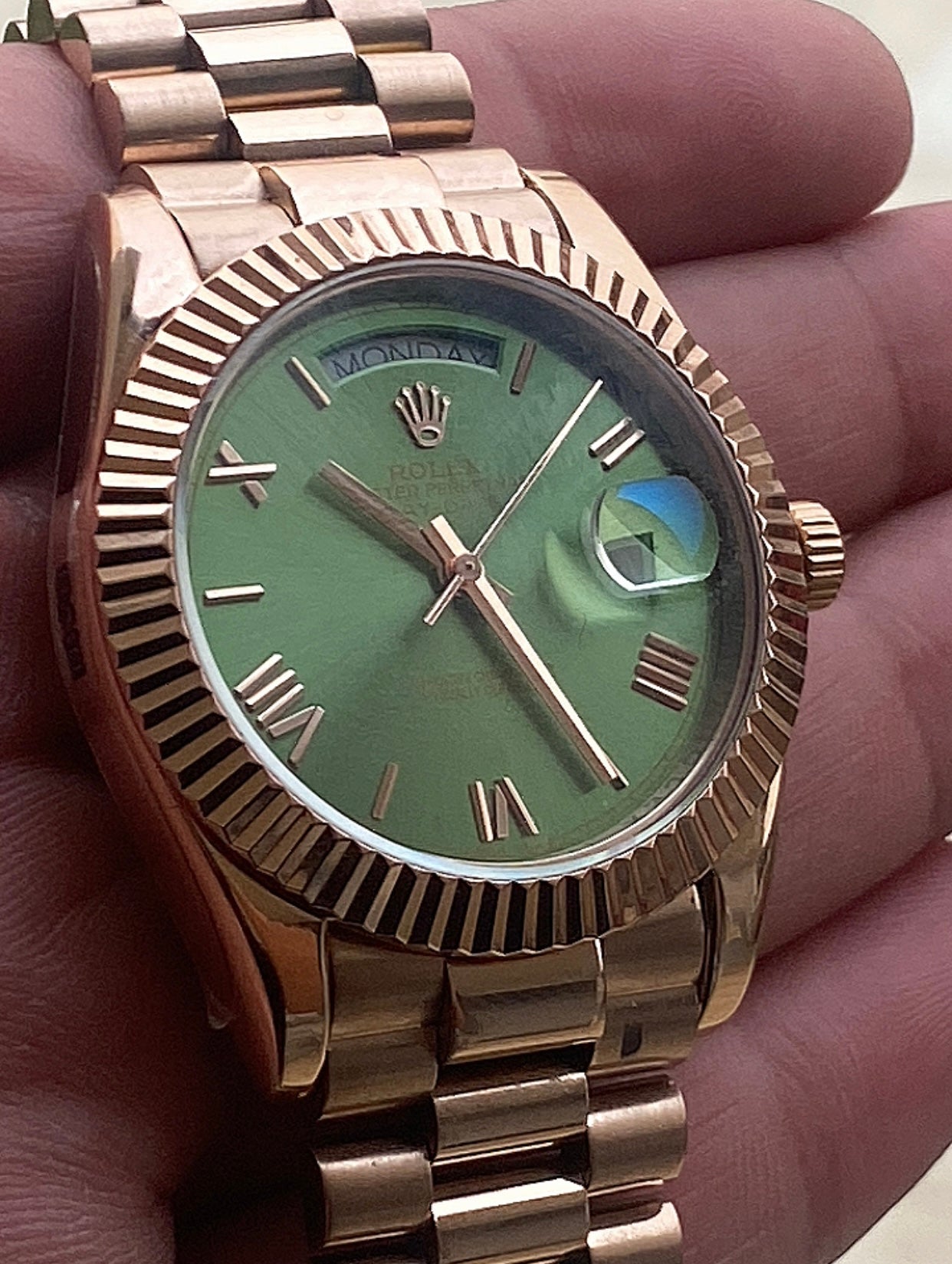 40 mm رولكس داي ديت روز جولد مينا اوليڤ اومبريه - ماكينة سويسري متبقي ٣ قطع