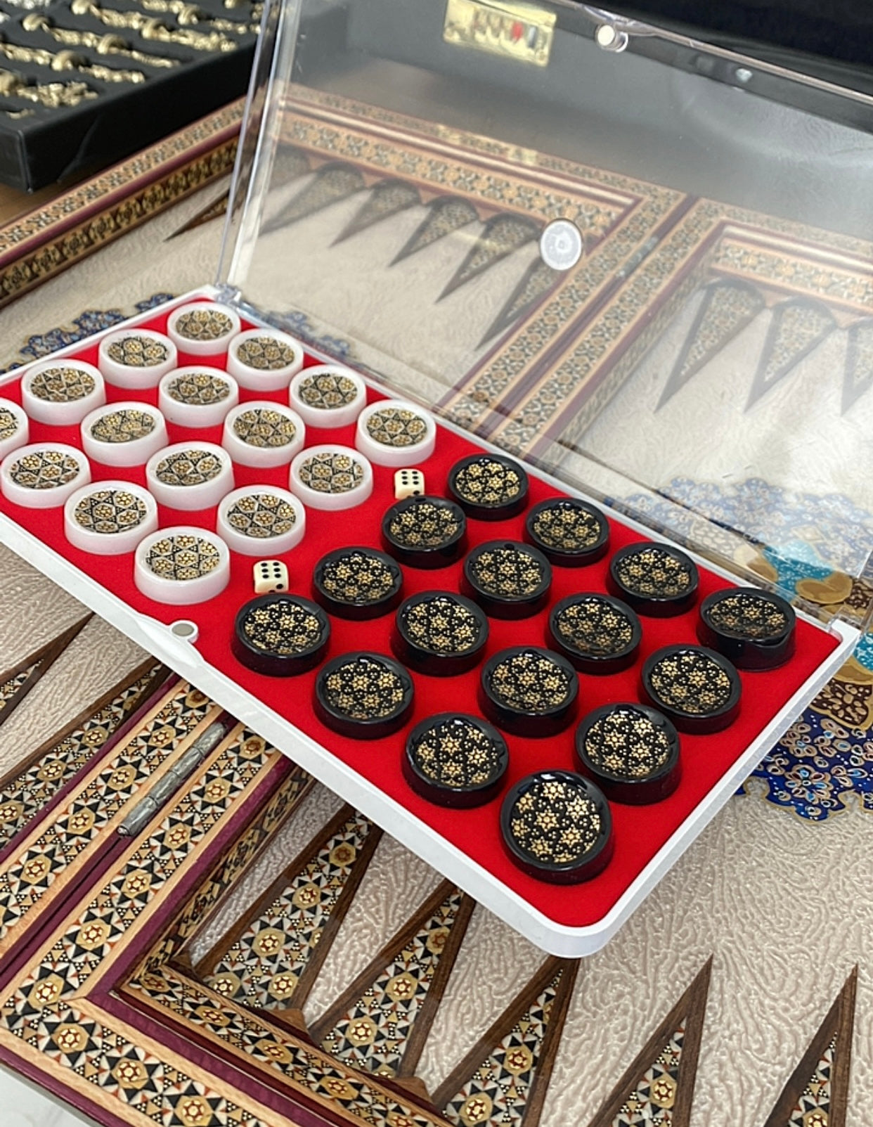 طاولي + شطرنج  زخرفة سوداء راقية صناعة يدوية - جنطة جلد فاخرة السعر بدون احجار شطرنج ٥٥٠ الف ومع احجار شطرنج ٦٥٠ الف