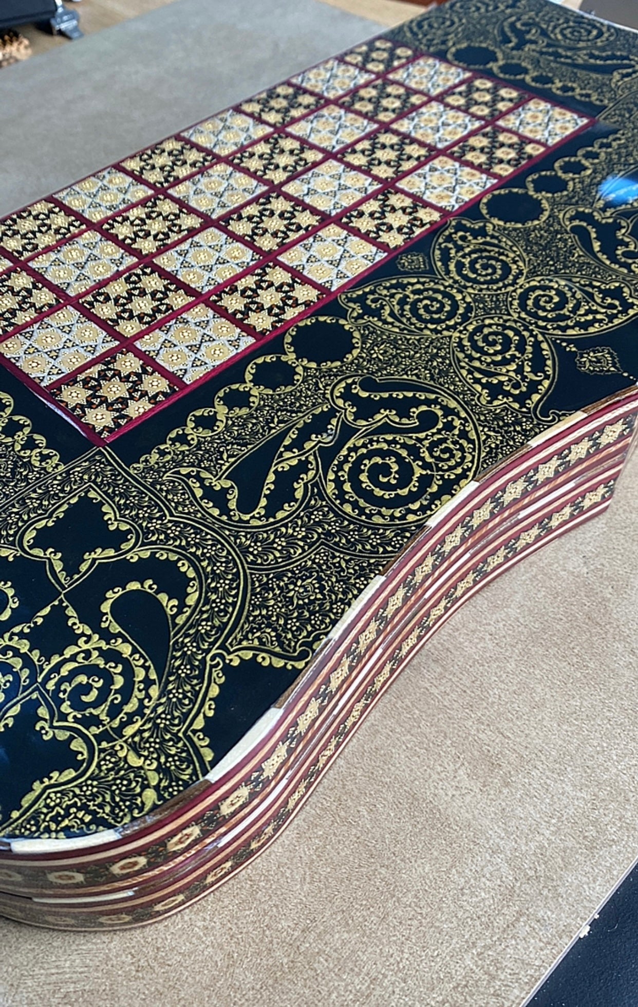 طاولي + شطرنج  زخرفة سوداء راقية صناعة يدوية - جنطة جلد فاخرة السعر بدون احجار شطرنج ٥٥٠ الف ومع احجار شطرنج ٦٥٠ الف