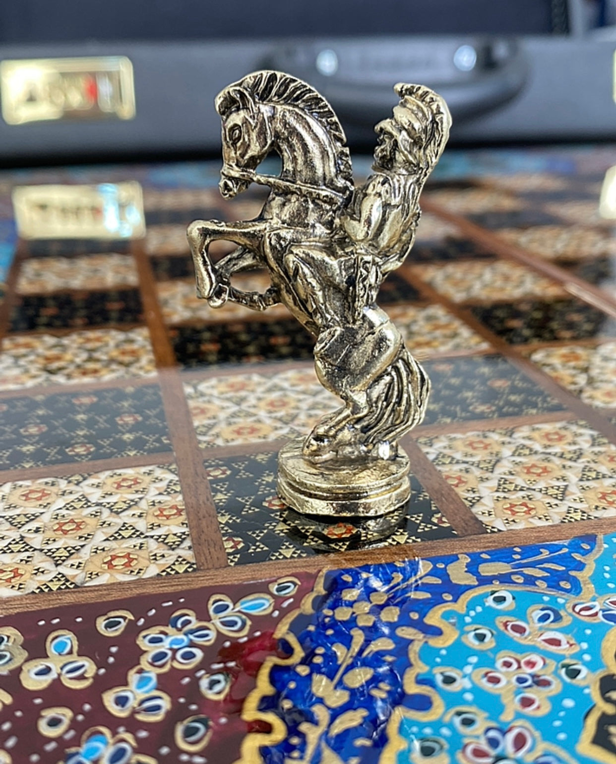 طاولي + شطرنج  زخرفة سوداء راقية صناعة يدوية - جنطة جلد فاخرة السعر بدون احجار شطرنج ٥٥٠ الف ومع احجار شطرنج ٦٥٠ الف