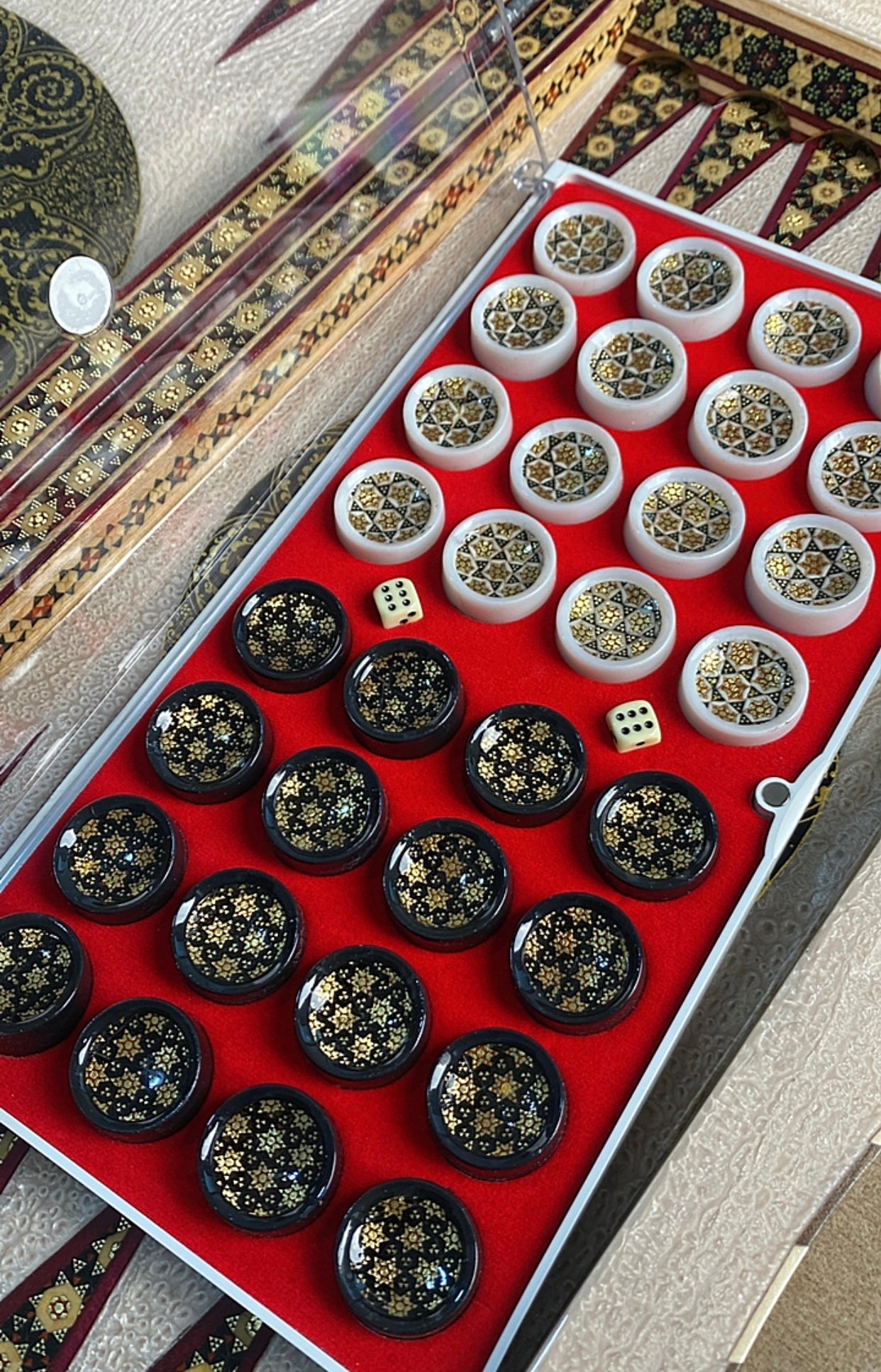 طاولي + شطرنج  زخرفة سوداء راقية صناعة يدوية - جنطة جلد فاخرة السعر بدون احجار شطرنج ٥٥٠ الف ومع احجار شطرنج ٦٥٠ الف