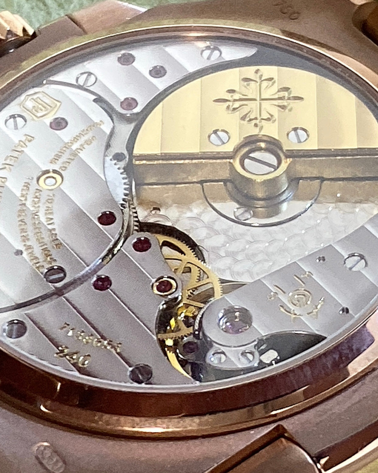 patek philippe 5712 - تطابق ١٠٠٪ ماكينة سويسري ذهب وردي عيار ١٨ طلاء بنفس درجة الباتيك جلد طبيعي  حجر زركيون مطابق للالماس
