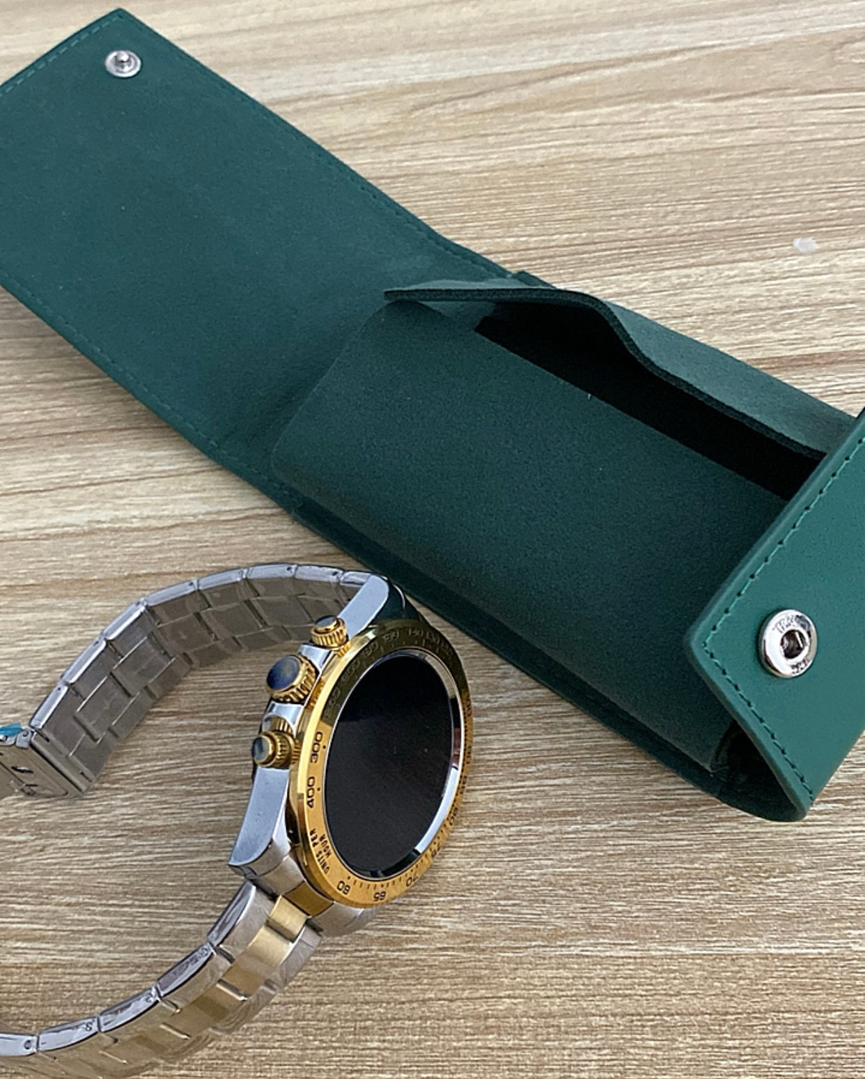 ساعة رجال الأعمال الدكية