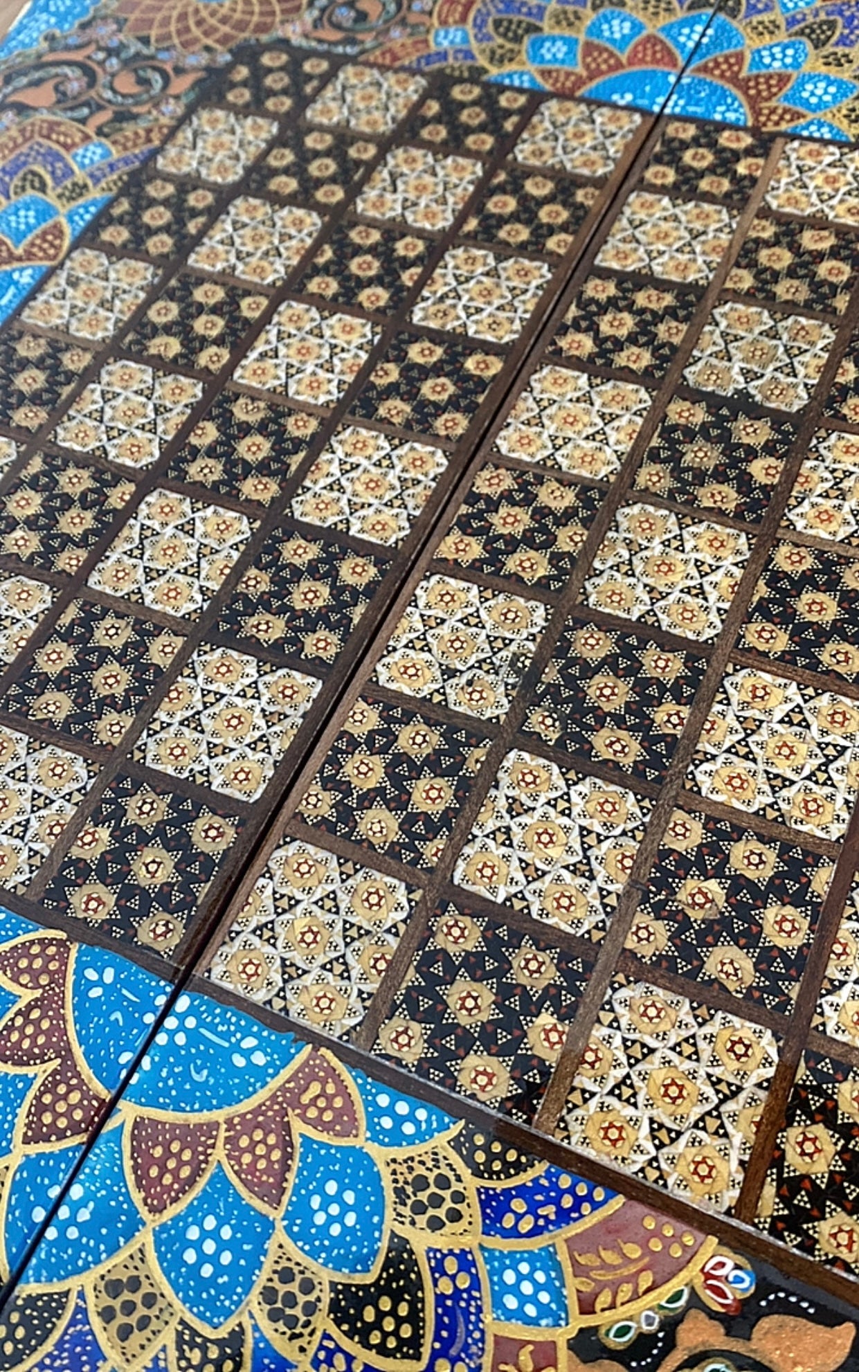 طاولي + شطرنج  زخرفة سوداء راقية صناعة يدوية - جنطة جلد فاخرة السعر بدون احجار شطرنج ٥٥٠ الف ومع احجار شطرنج ٦٥٠ الف