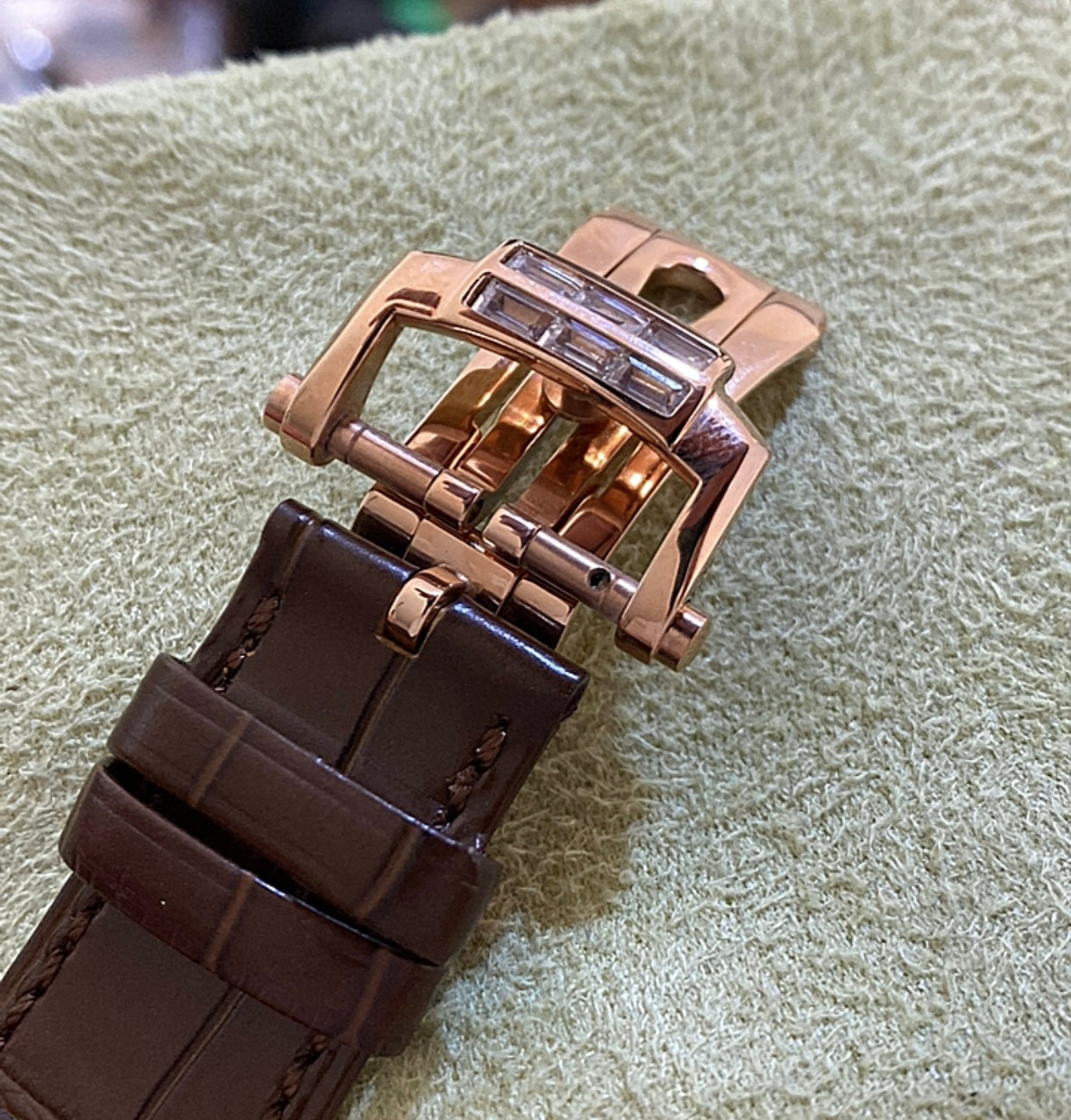 patek philippe 5712 - تطابق ١٠٠٪ ماكينة سويسري ذهب وردي عيار ١٨ طلاء بنفس درجة الباتيك جلد طبيعي  حجر زركيون مطابق للالماس