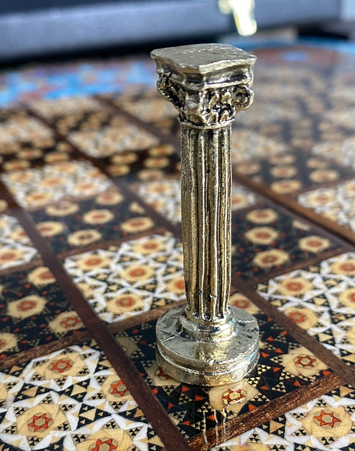 طاولي + شطرنج  زخرفة سوداء راقية صناعة يدوية - جنطة جلد فاخرة السعر بدون احجار شطرنج ٥٥٠ الف ومع احجار شطرنج ٦٥٠ الف