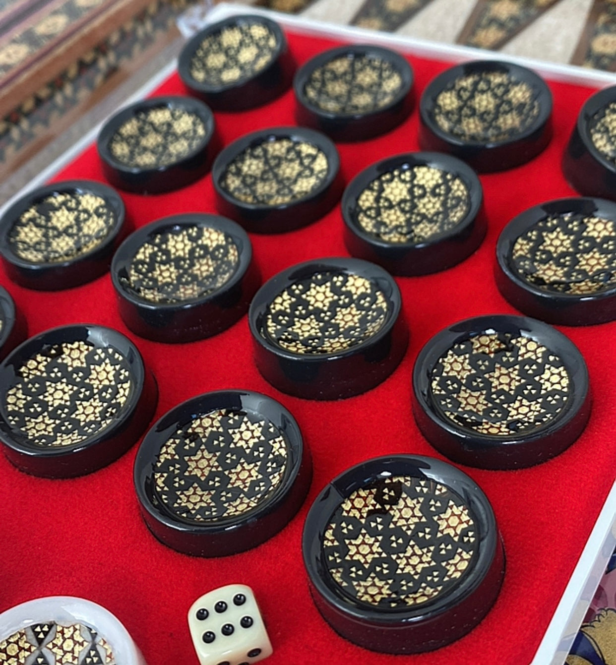 طاولي + شطرنج  زخرفة سوداء راقية صناعة يدوية - جنطة جلد فاخرة السعر بدون احجار شطرنج ٥٥٠ الف ومع احجار شطرنج ٦٥٠ الف