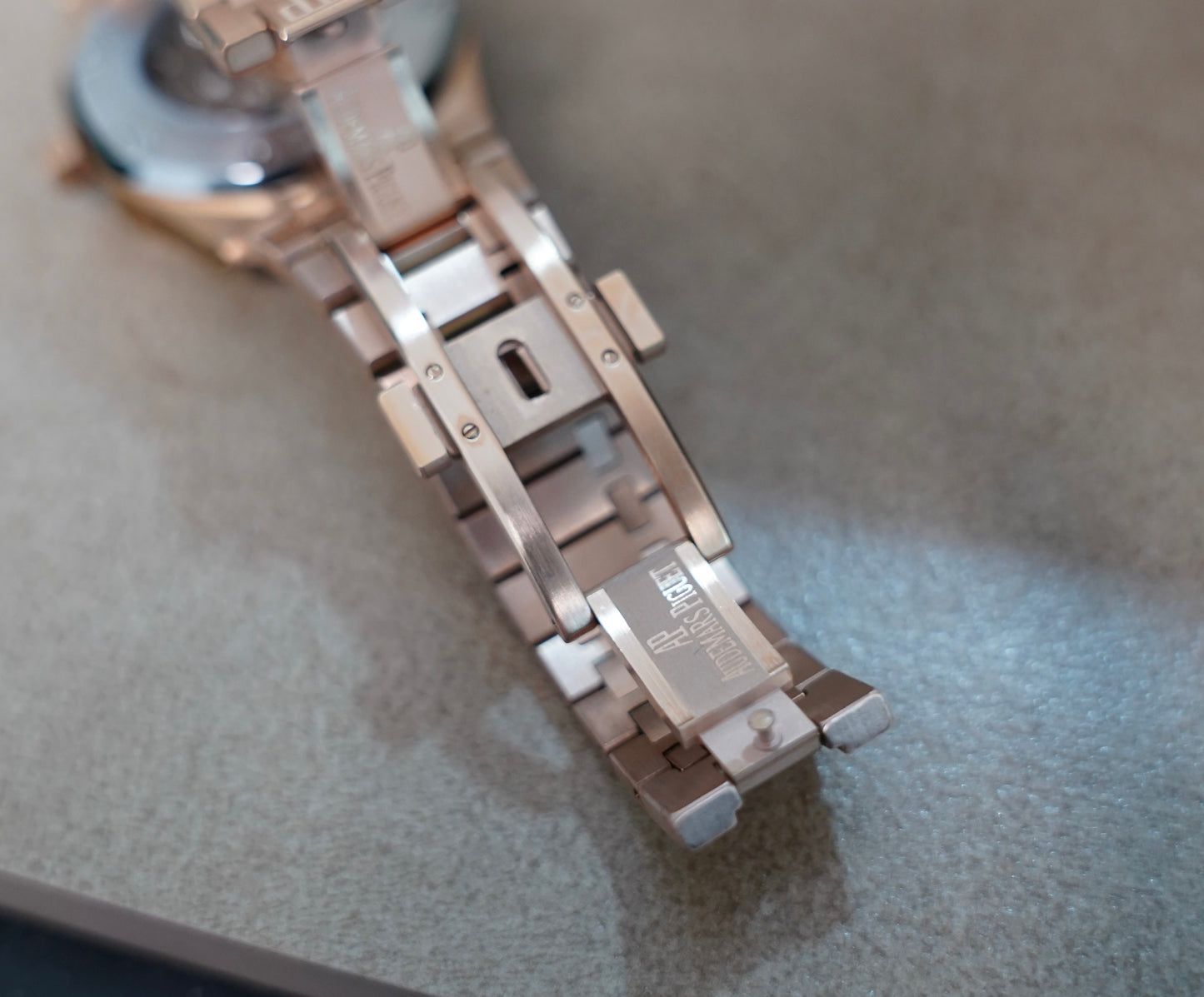 AP Royal Oak 41 mm  -  رويال اوك كاليندر روز جولد سوبر كواليتي