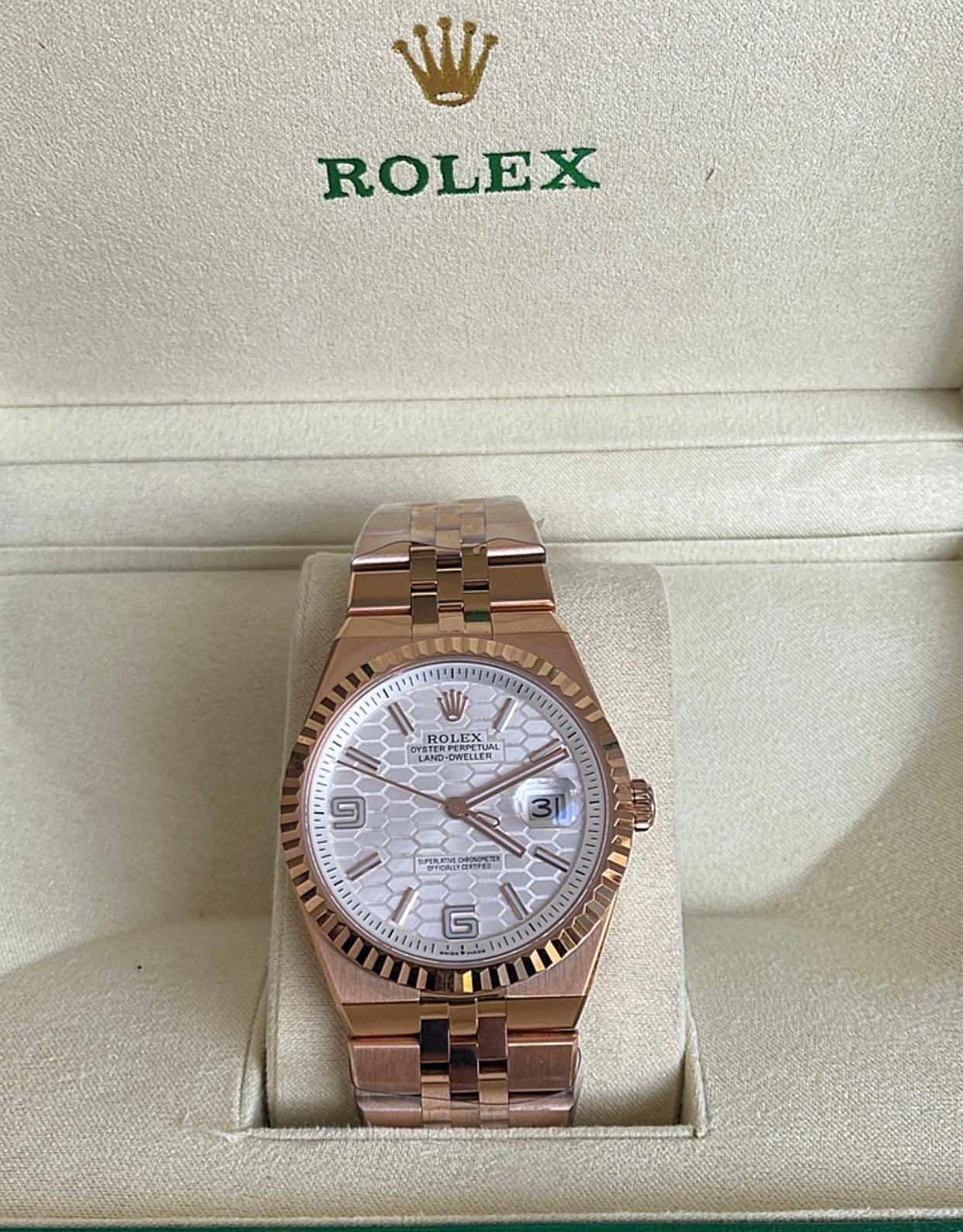 رولكس سكاي دولر ٢٠٢٥ روز جولد مينا ابض- كلين طبق الأصل