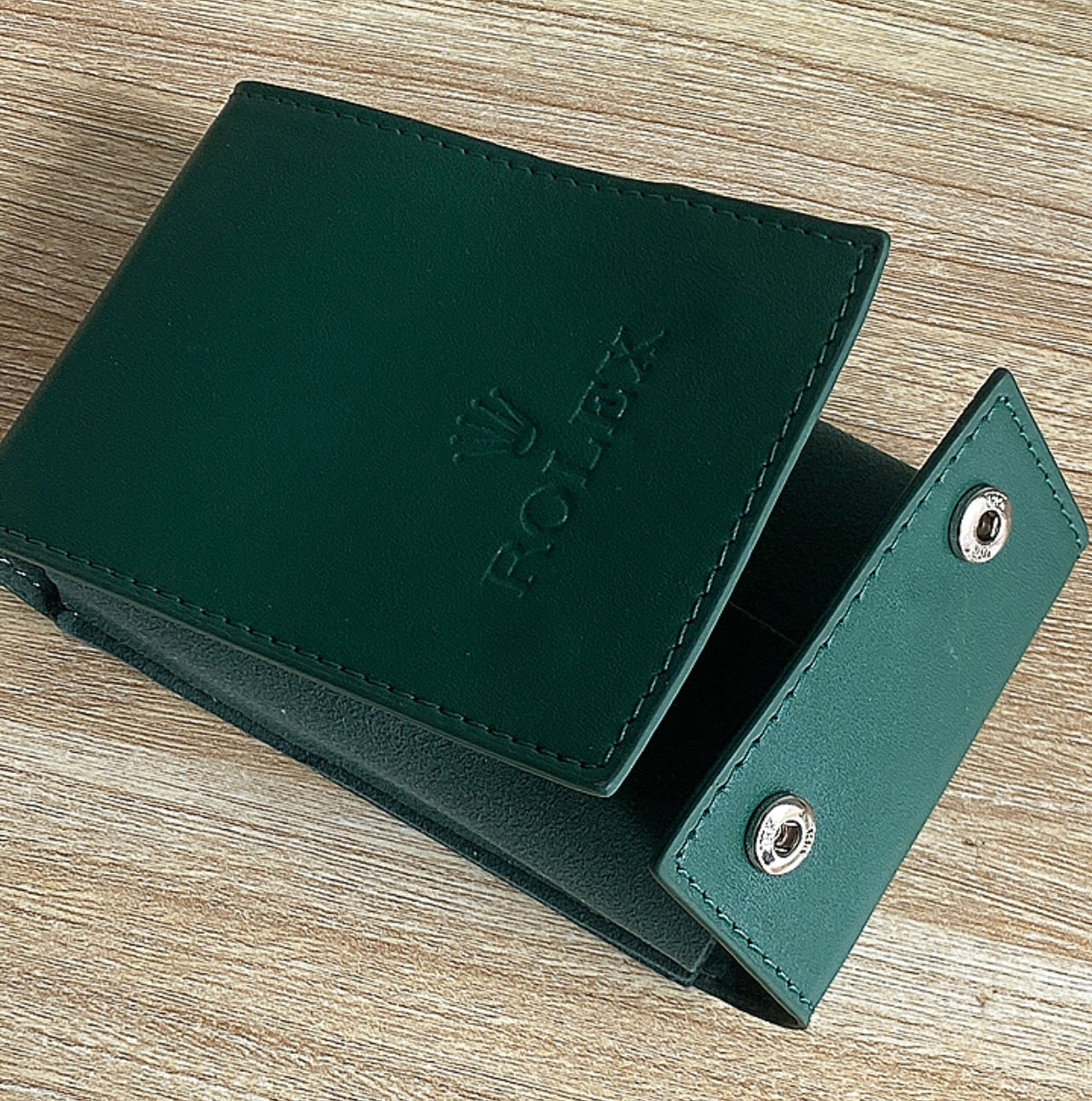 رولكس دايتونا مينا زيتوني ارقام و احرف عربي - الساعة نادرة جداً متوفر قطعة واحدة - سعر الأصلية يعدي ميه الف دولار