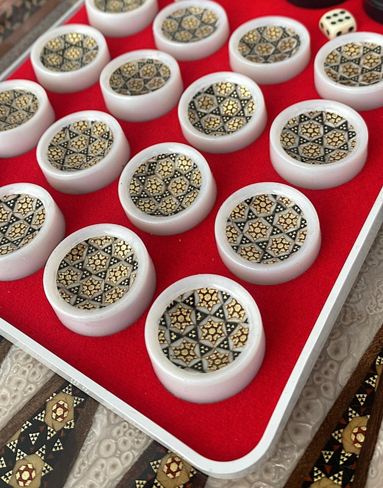 طاولي + شطرنج  زخرفة سوداء راقية صناعة يدوية - جنطة جلد فاخرة السعر بدون احجار شطرنج ٥٥٠ الف ومع احجار شطرنج ٦٥٠ الف