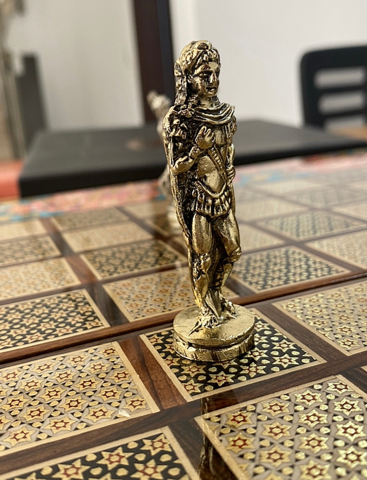 طاولي + شطرنج  زخرفة سوداء راقية صناعة يدوية - جنطة جلد فاخرة السعر بدون احجار شطرنج ٥٥٠ الف ومع احجار شطرنج ٦٥٠ الف