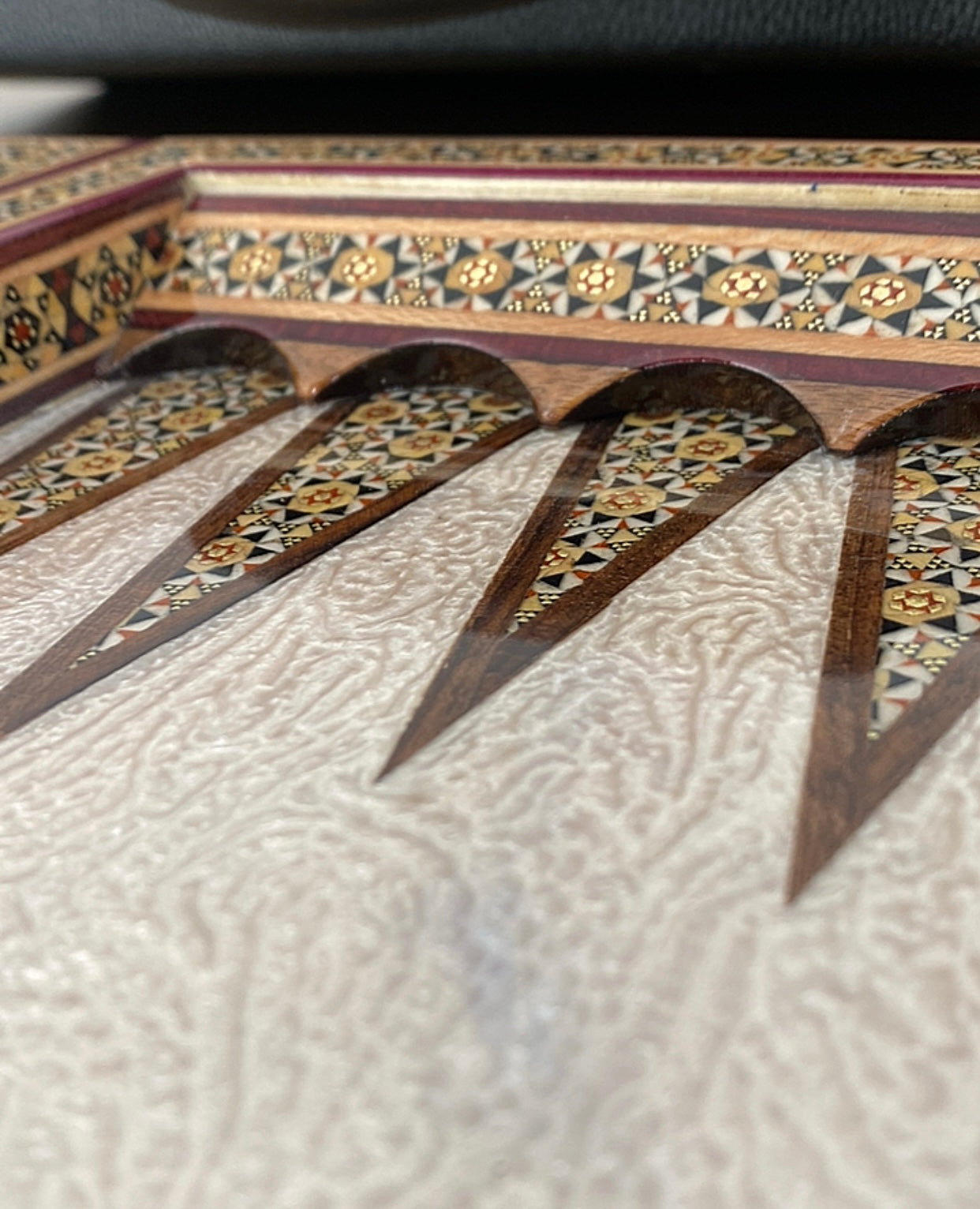 طاولي + شطرنج  زخرفة سوداء راقية صناعة يدوية - جنطة جلد فاخرة السعر بدون احجار شطرنج ٥٥٠ الف ومع احجار شطرنج ٦٥٠ الف