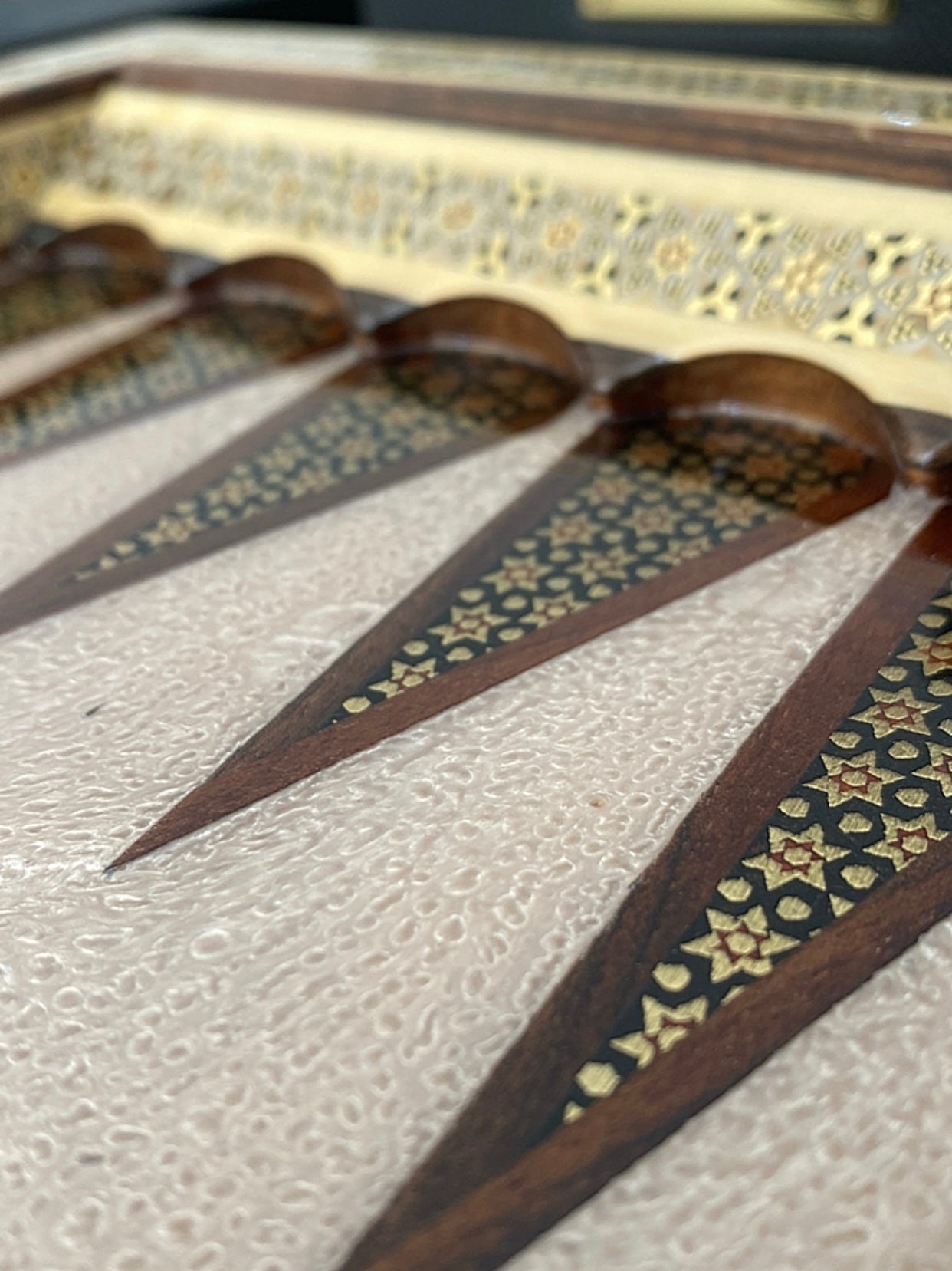 طاولي + شطرنج  زخرفة سوداء راقية صناعة يدوية - جنطة جلد فاخرة السعر بدون احجار شطرنج ٥٥٠ الف ومع احجار شطرنج ٦٥٠ الف