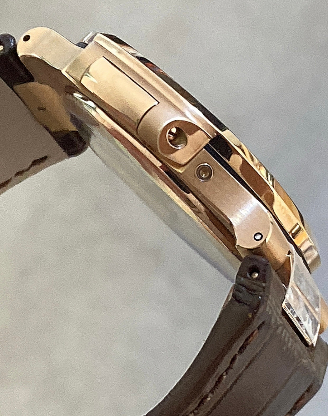 patek philippe 5712 - تطابق ١٠٠٪ ماكينة سويسري ذهب وردي عيار ١٨ طلاء بنفس درجة الباتيك جلد طبيعي  حجر زركيون مطابق للالماس