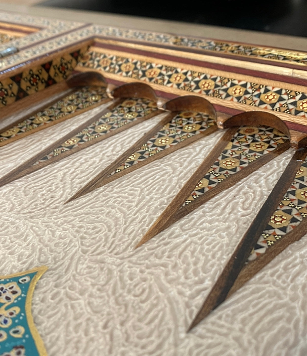 طاولي + شطرنج  زخرفة سوداء راقية صناعة يدوية - جنطة جلد فاخرة السعر بدون احجار شطرنج ٥٥٠ الف ومع احجار شطرنج ٦٥٠ الف