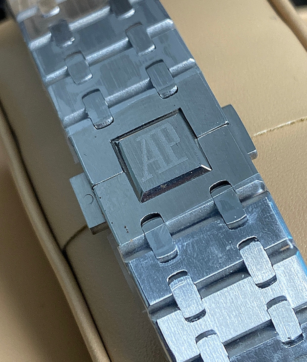 AP titanium 41 mm - ساعة اي بي تيتانيوم كاين تايتل رويال اوك