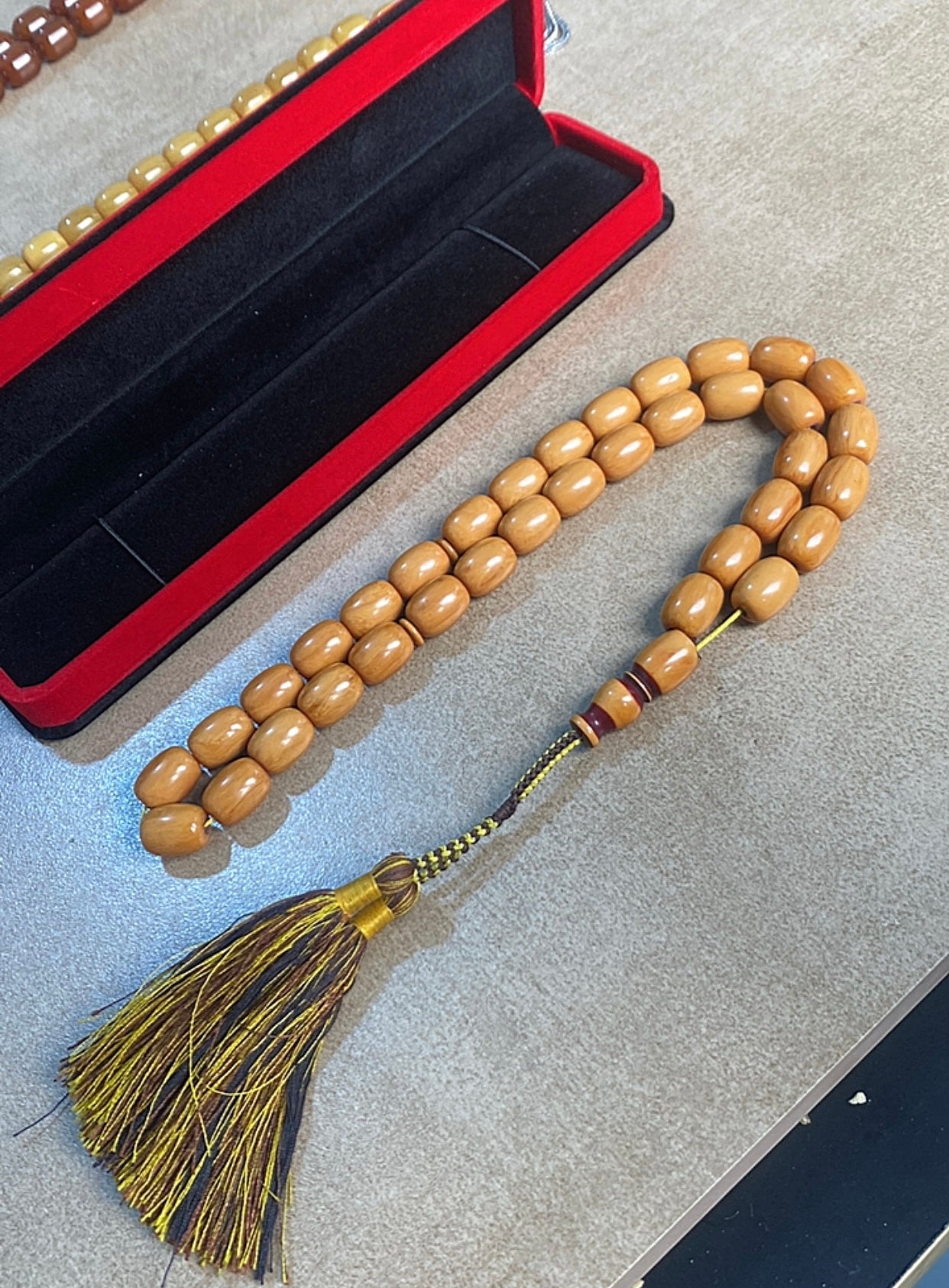 سبحة سندلوس حجر قديم اكثر من ٤٠ سنة s42  وارد قطري