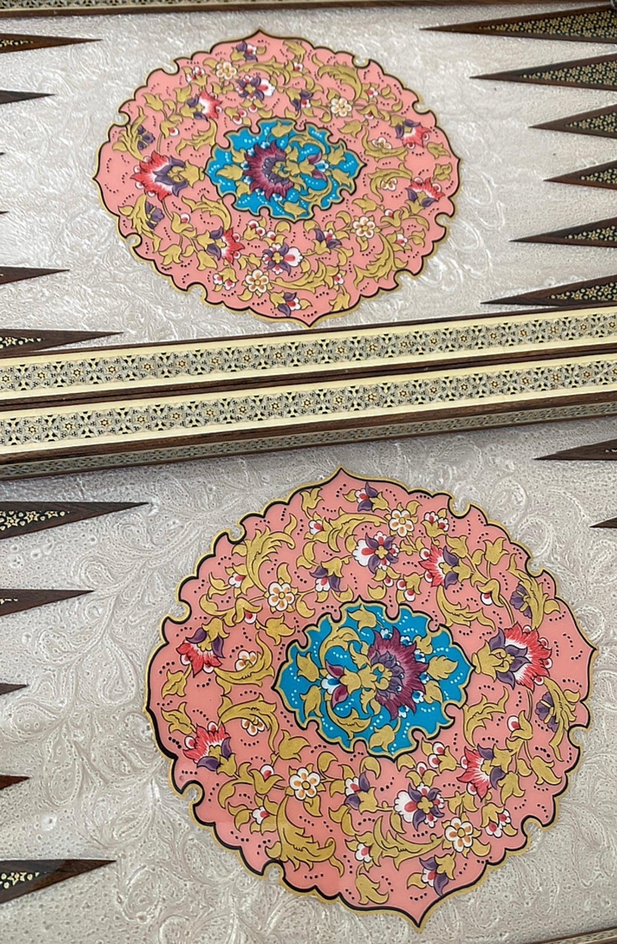 طاولي + شطرنج  زخرفة سوداء راقية صناعة يدوية - جنطة جلد فاخرة السعر بدون احجار شطرنج ٥٥٠ الف ومع احجار شطرنج ٦٥٠ الف