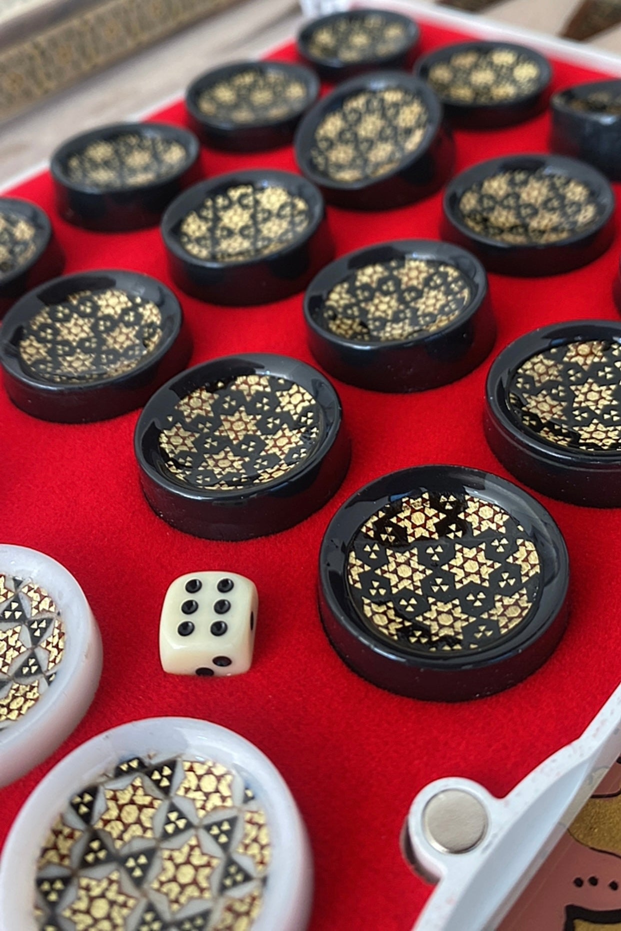 طاولي + شطرنج  زخرفة سوداء راقية صناعة يدوية - جنطة جلد فاخرة السعر بدون احجار شطرنج ٥٥٠ الف ومع احجار شطرنج ٦٥٠ الف