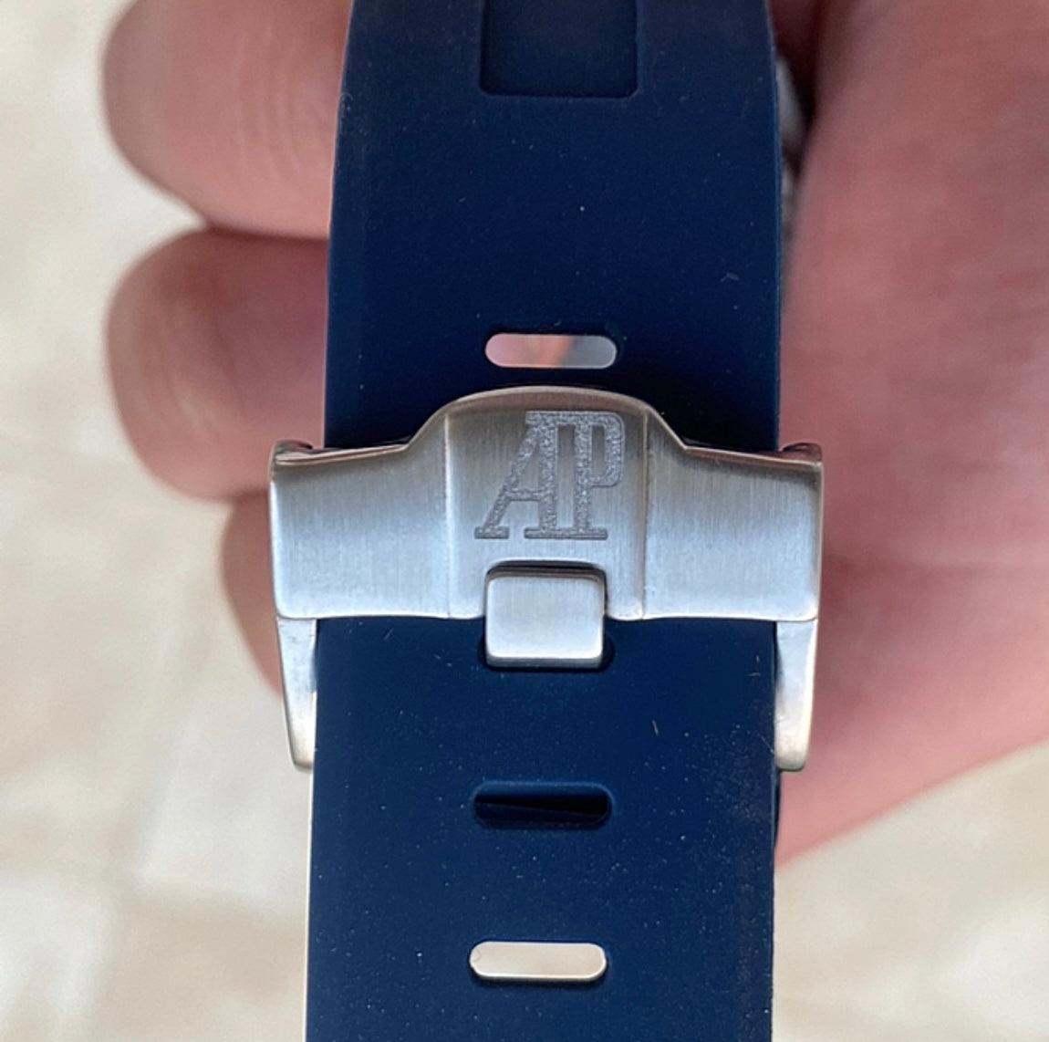 AP offshore 42 mm  - اوف شور كلون طبق الأصل - قطعة واحدةا لون فسفور ستراب رابر كحلي   (AP 6)