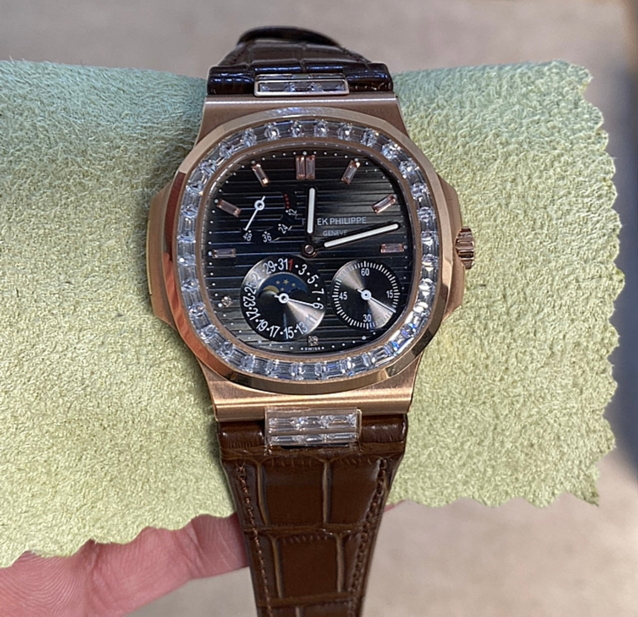 patek philippe 5712 - تطابق ١٠٠٪ ماكينة سويسري ذهب وردي عيار ١٨ طلاء بنفس درجة الباتيك جلد طبيعي  حجر زركيون مطابق للالماس