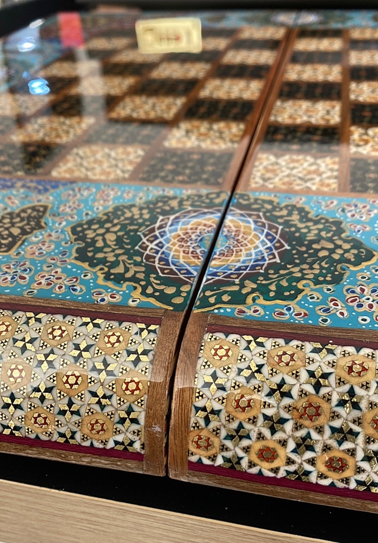 طاولي + شطرنج  زخرفة سوداء راقية صناعة يدوية - جنطة جلد فاخرة السعر بدون احجار شطرنج ٥٥٠ الف ومع احجار شطرنج ٦٥٠ الف