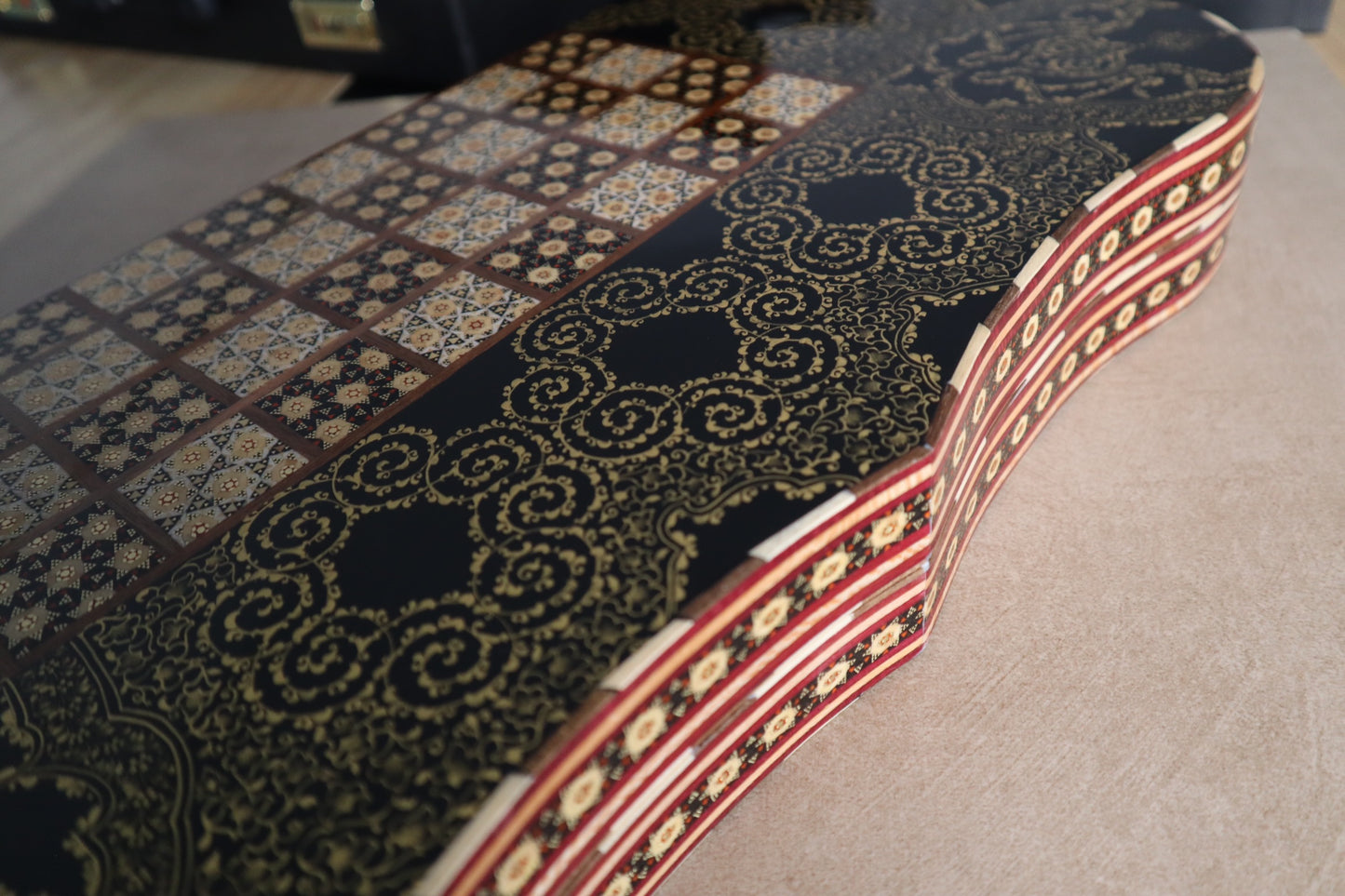 طاولي + شطرنج  زخرفة سوداء راقية صناعة يدوية - جنطة جلد فاخرة السعر بدون احجار شطرنج ٥٥٠ الف ومع احجار شطرنج ٦٥٠ الف