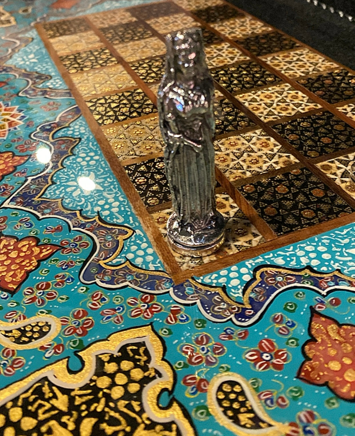 طاولي و شطرنج صناعة يدوي - تحفة فنية متوفر حبة واحدة من هذا التصميم فقط