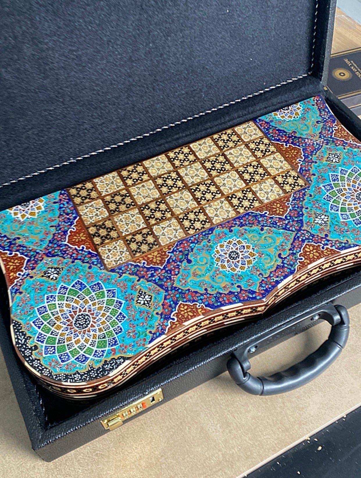 طاولي + شطرنج  زخرفة سوداء راقية صناعة يدوية - جنطة جلد فاخرة السعر بدون احجار شطرنج ٥٥٠ الف ومع احجار شطرنج ٦٥٠ الف