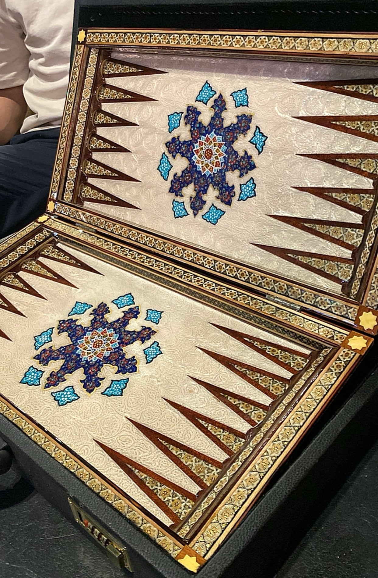 طاولي و شطرنج صناعة يدوي - تحفة فنية متوفر حبة واحدة من هذا التصميم فقط