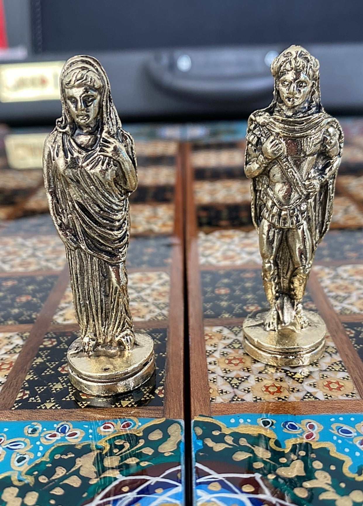 طاولي + شطرنج  زخرفة سوداء راقية صناعة يدوية - جنطة جلد فاخرة السعر بدون احجار شطرنج ٥٥٠ الف ومع احجار شطرنج ٦٥٠ الف