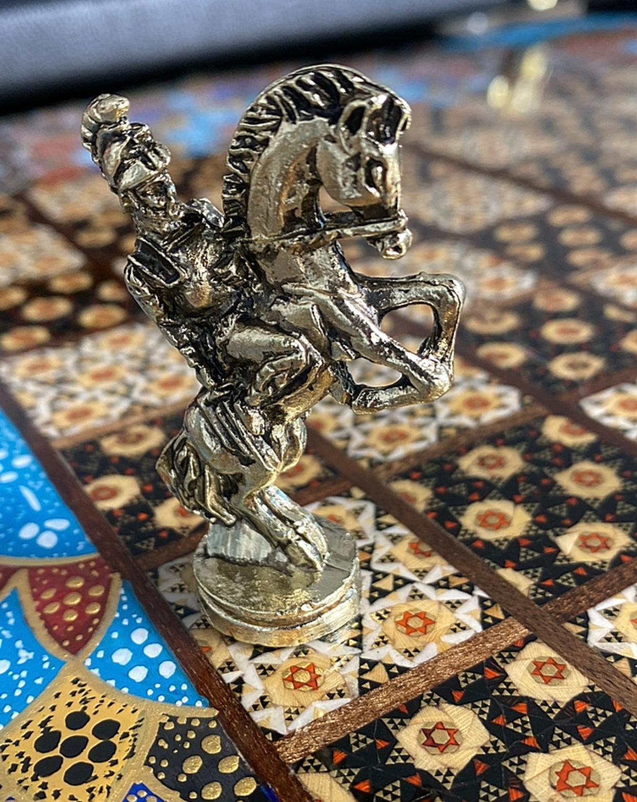 طاولي + شطرنج  زخرفة سوداء راقية صناعة يدوية - جنطة جلد فاخرة السعر بدون احجار شطرنج ٥٥٠ الف ومع احجار شطرنج ٦٥٠ الف