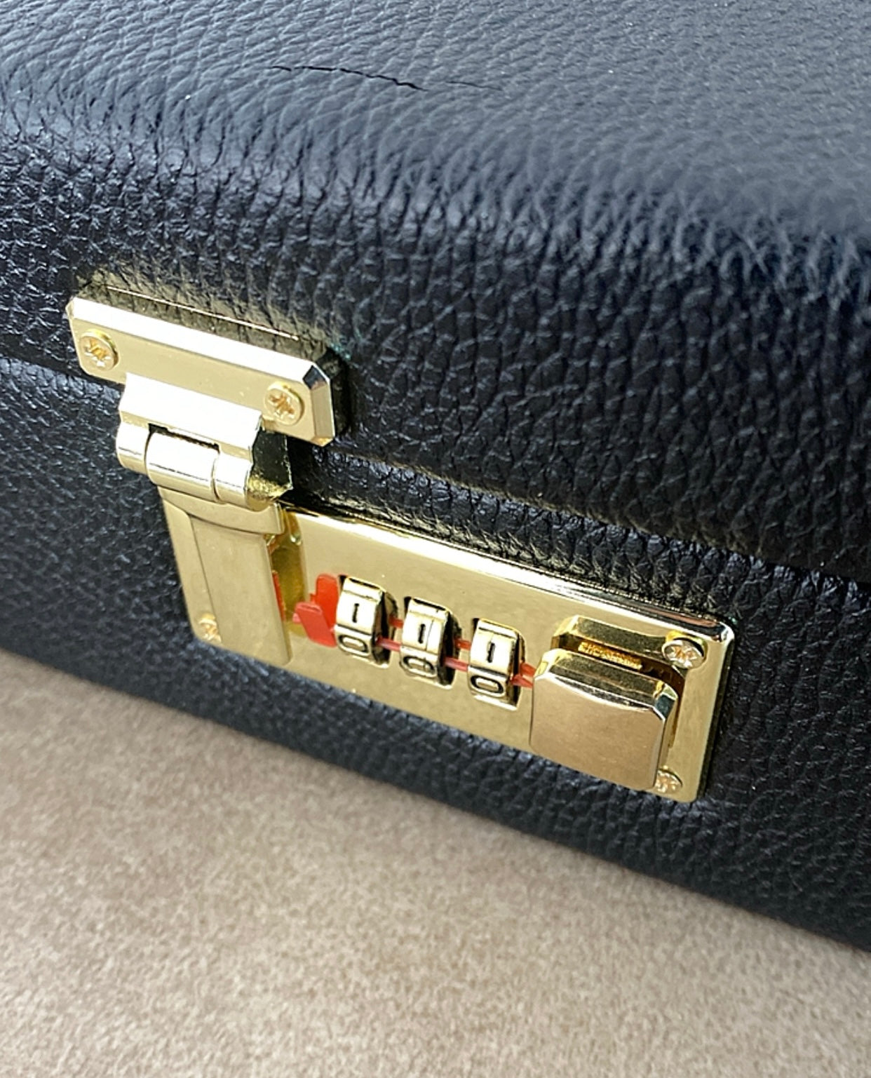 طاولي + شطرنج  زخرفة سوداء راقية صناعة يدوية - جنطة جلد فاخرة السعر بدون احجار شطرنج ٥٥٠ الف ومع احجار شطرنج ٦٥٠ الف