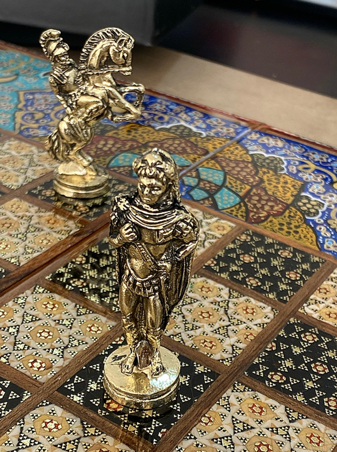 طاولي + شطرنج  زخرفة سوداء راقية صناعة يدوية - جنطة جلد فاخرة السعر بدون احجار شطرنج ٥٥٠ الف ومع احجار شطرنج ٦٥٠ الف